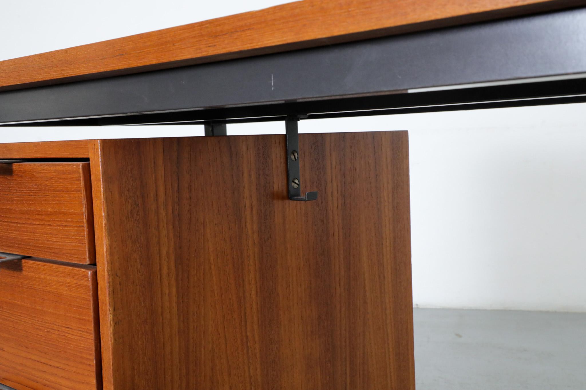 Scrivania in teak di metà secolo con cassetti sovrapposti di Herbert Hirche per Holzapfel in vendita 10