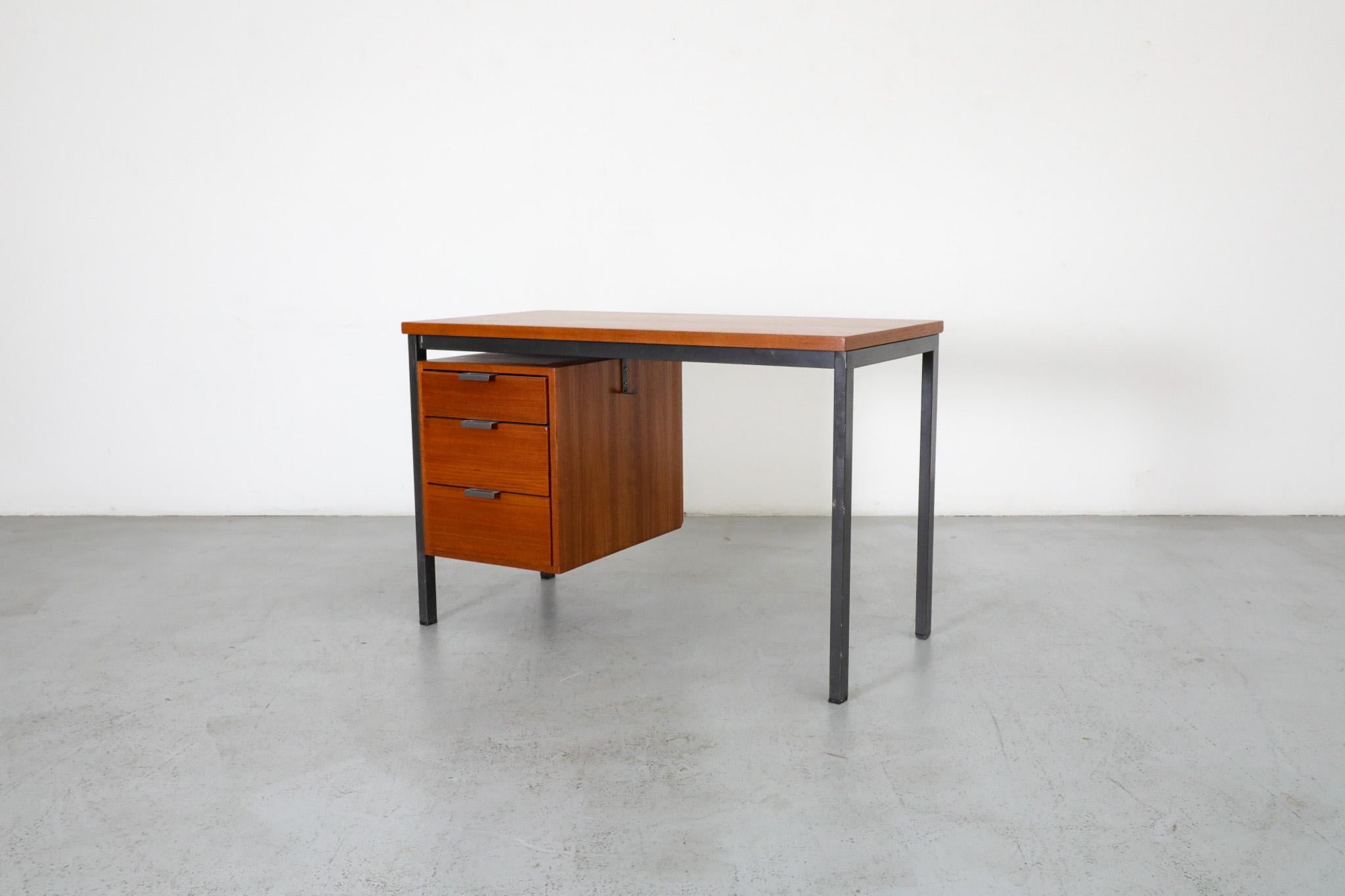 Scrivania in teak di metà secolo di Herbert Hirche per Holzapfel. Bellissima scrivania con un'attraente venatura di teak e una serie di cassetti impilati. Le gambe in metallo smaltato grigio, i cassetti in tinta e le cartelle in metallo le