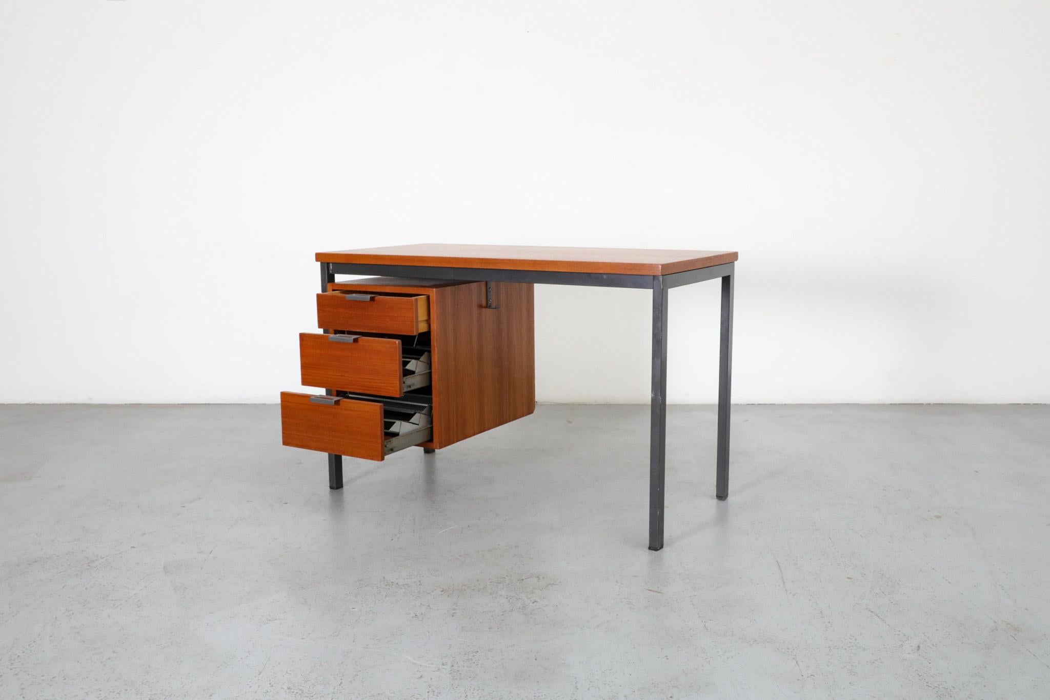 Mid-Century moderno Scrivania in teak di metà secolo con cassetti sovrapposti di Herbert Hirche per Holzapfel in vendita