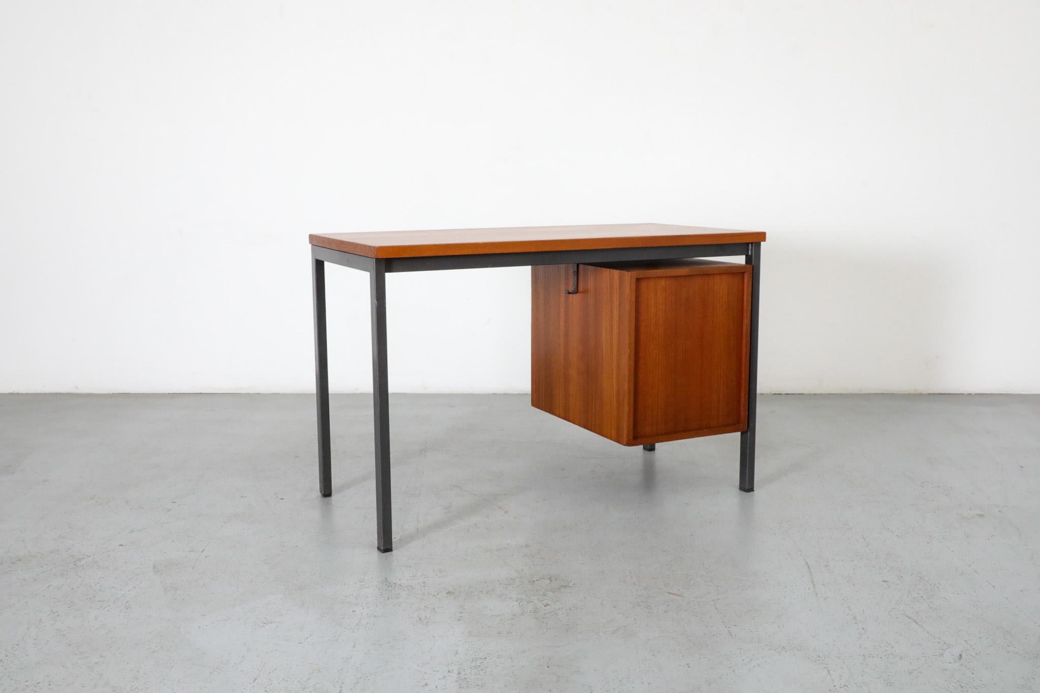 Scrivania in teak di metà secolo con cassetti sovrapposti di Herbert Hirche per Holzapfel In condizioni buone in vendita a Los Angeles, CA