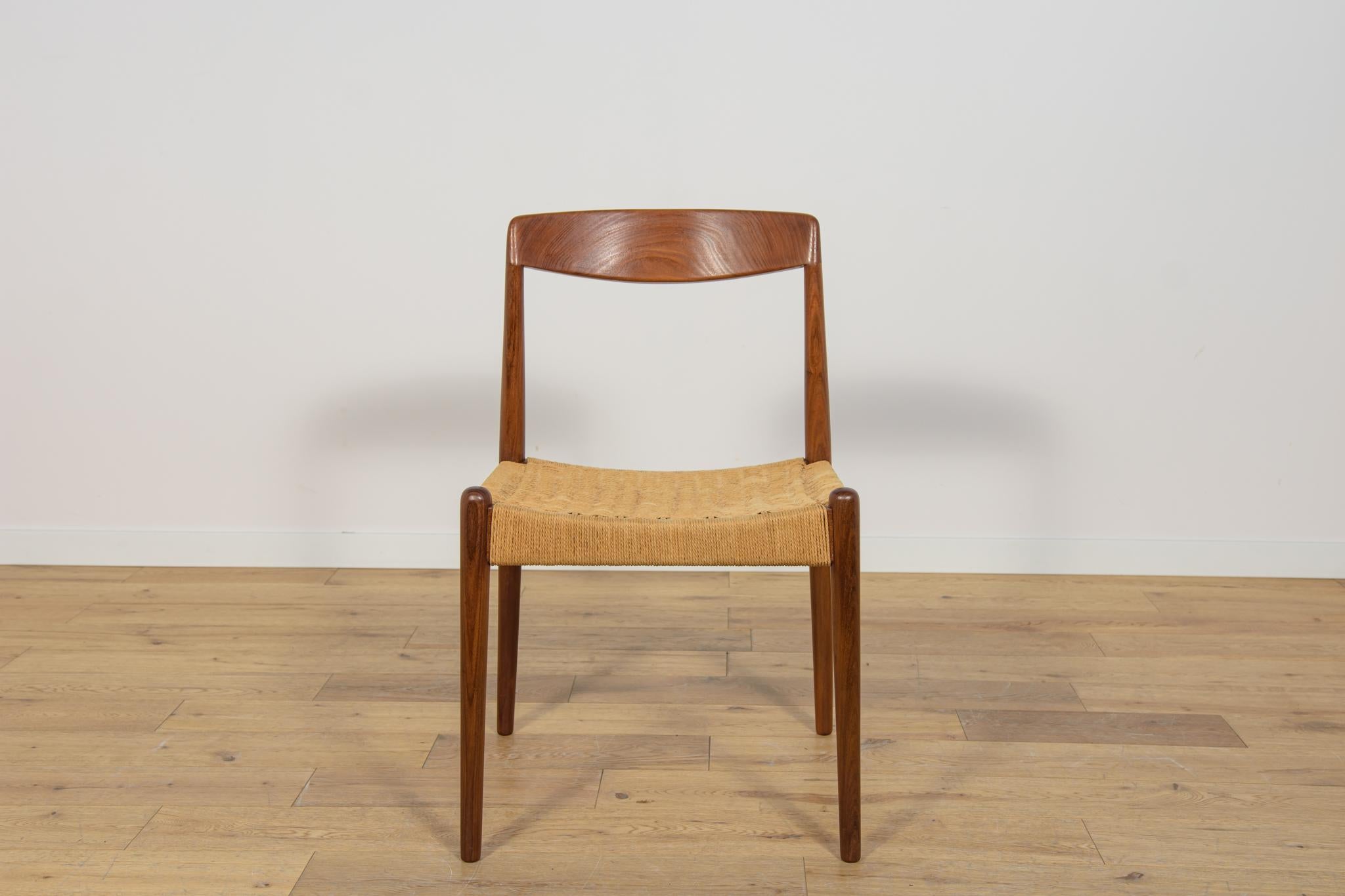 Sedia realizzata in Danimarca negli anni '60. La struttura della sedia è realizzata in legno di teak con una forma interessante. Il telaio è stato sottoposto a un accurato restauro di falegnameria, è stato ripulito dalle vecchie superfici e rifinito