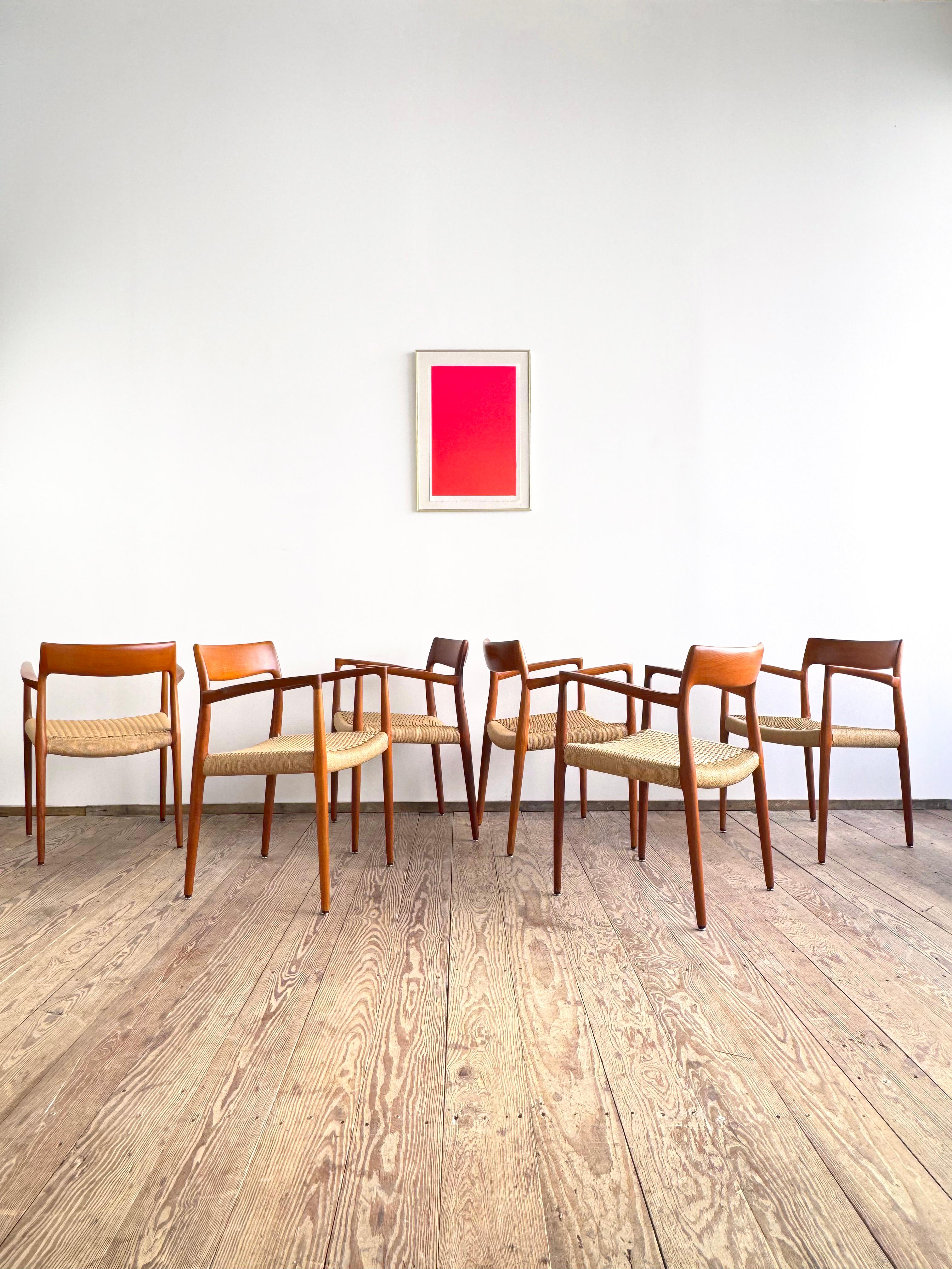 Dieser äußerst seltene Satz von sechs Esszimmerstühlen des Modells 57 des dänischen Designers Niels O. Møller für J.L. Møller ist ein schönes Beispiel für skandinavisches Design aus der Mitte des Jahrhunderts. Die aus edlem Teakholz gefertigten