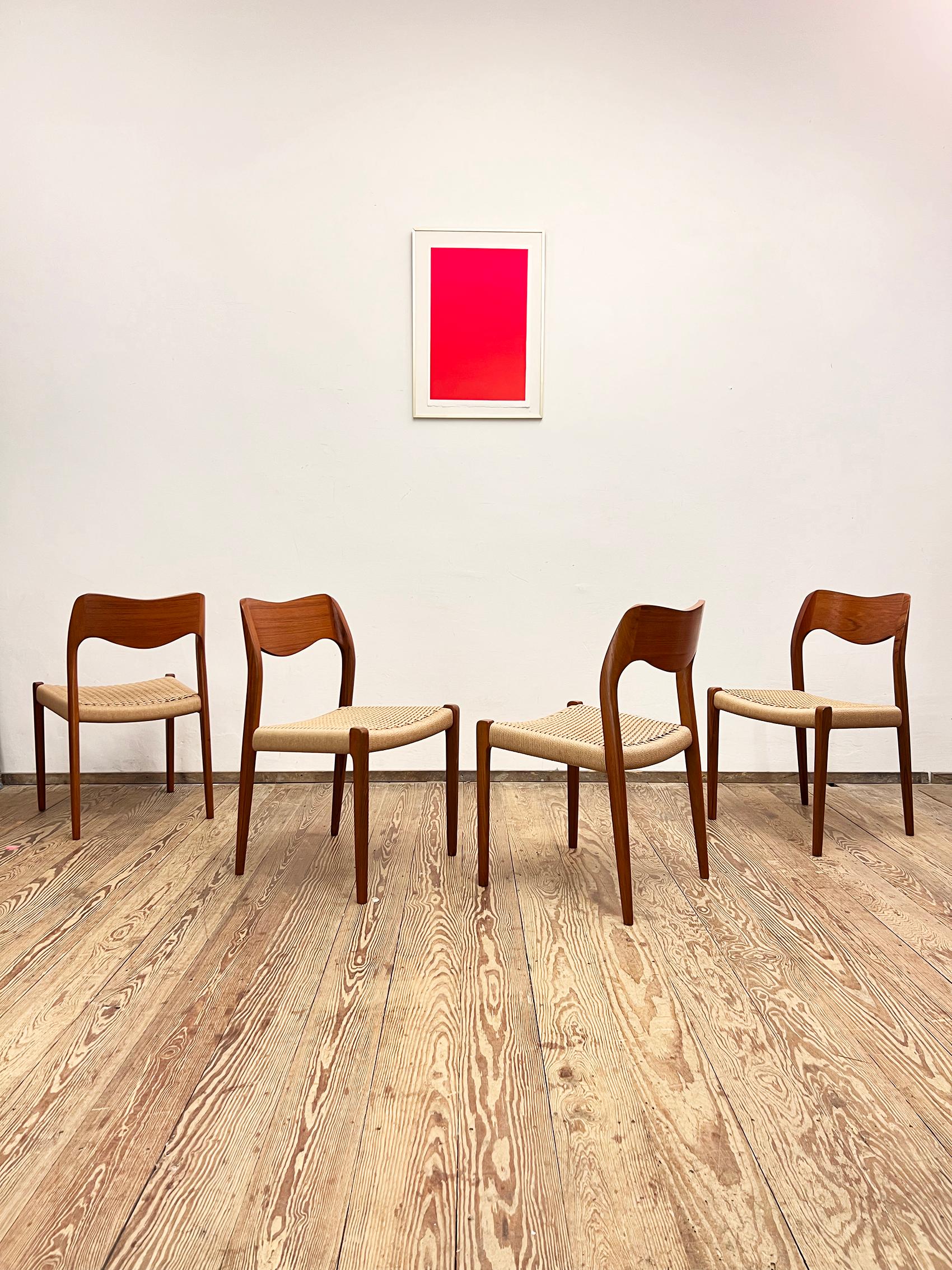 Dimensions 49 x 49 x 79 x 44cm (Largeur x Profondeur x Hauteur x Hauteur du siège)

Design/One danois par Niels O. Møller, fabriqué par I.L.A. Møller au Danemark. L'ensemble comprend 4 chaises de salle à manger en bois de teck, partiellement plaqué
