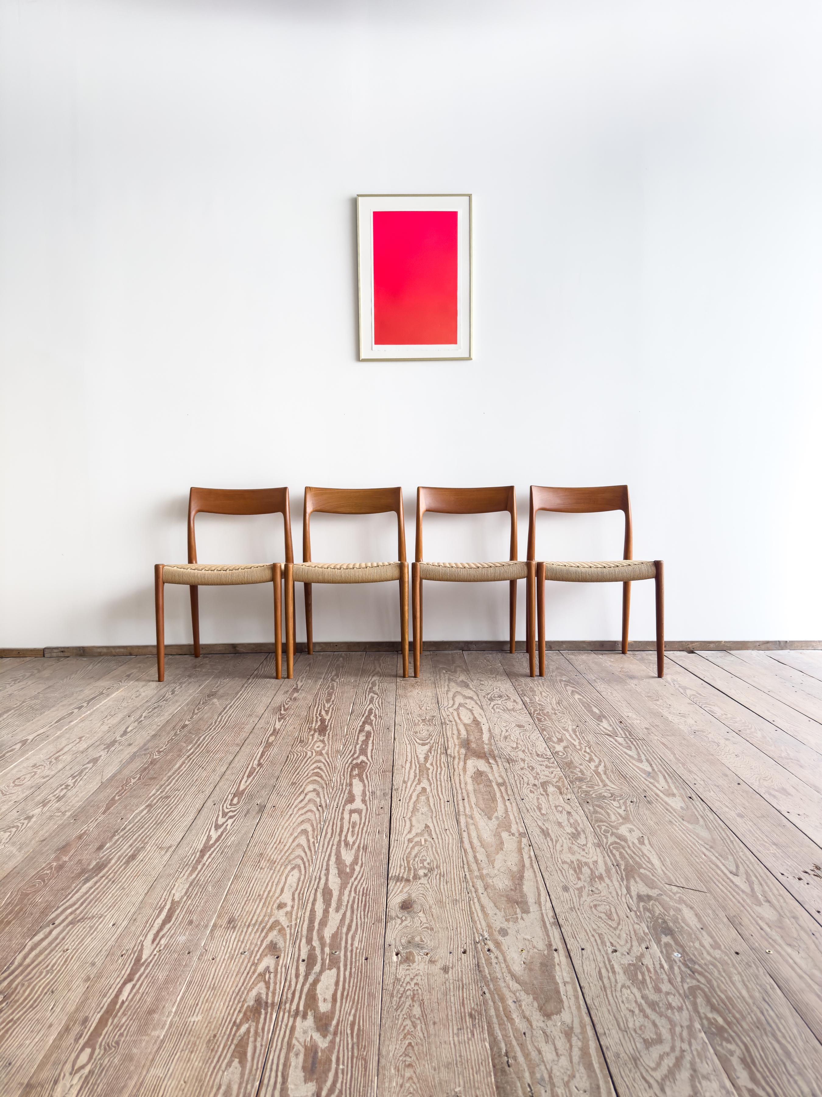 Sillas de comedor de teca de mediados de siglo nº 77 de Niels O. Møller para J. L. Moller, 4 unidades Moderno de mediados de siglo en venta