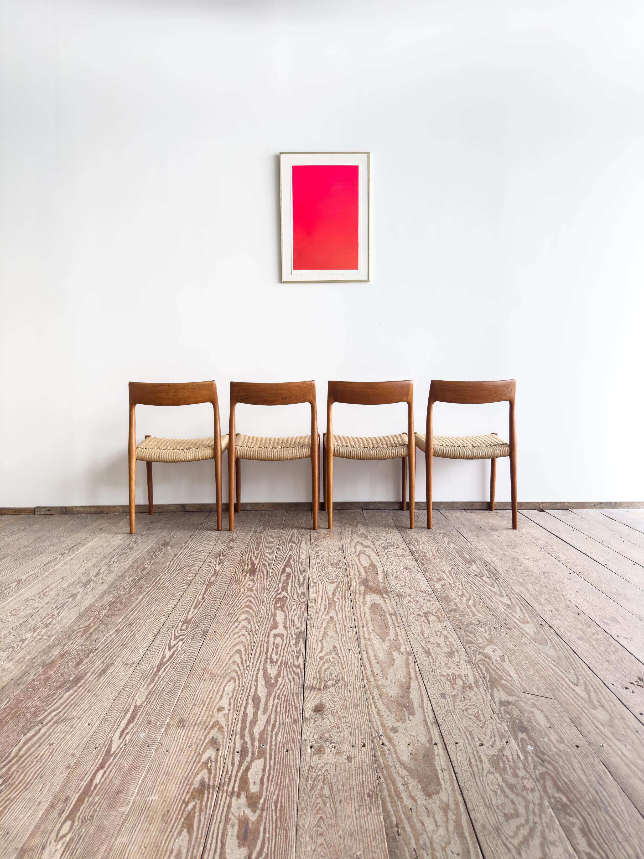 Sillas de comedor de teca de mediados de siglo nº 77 de Niels O. Møller para J. L. Moller, 4 unidades Tallado a mano en venta