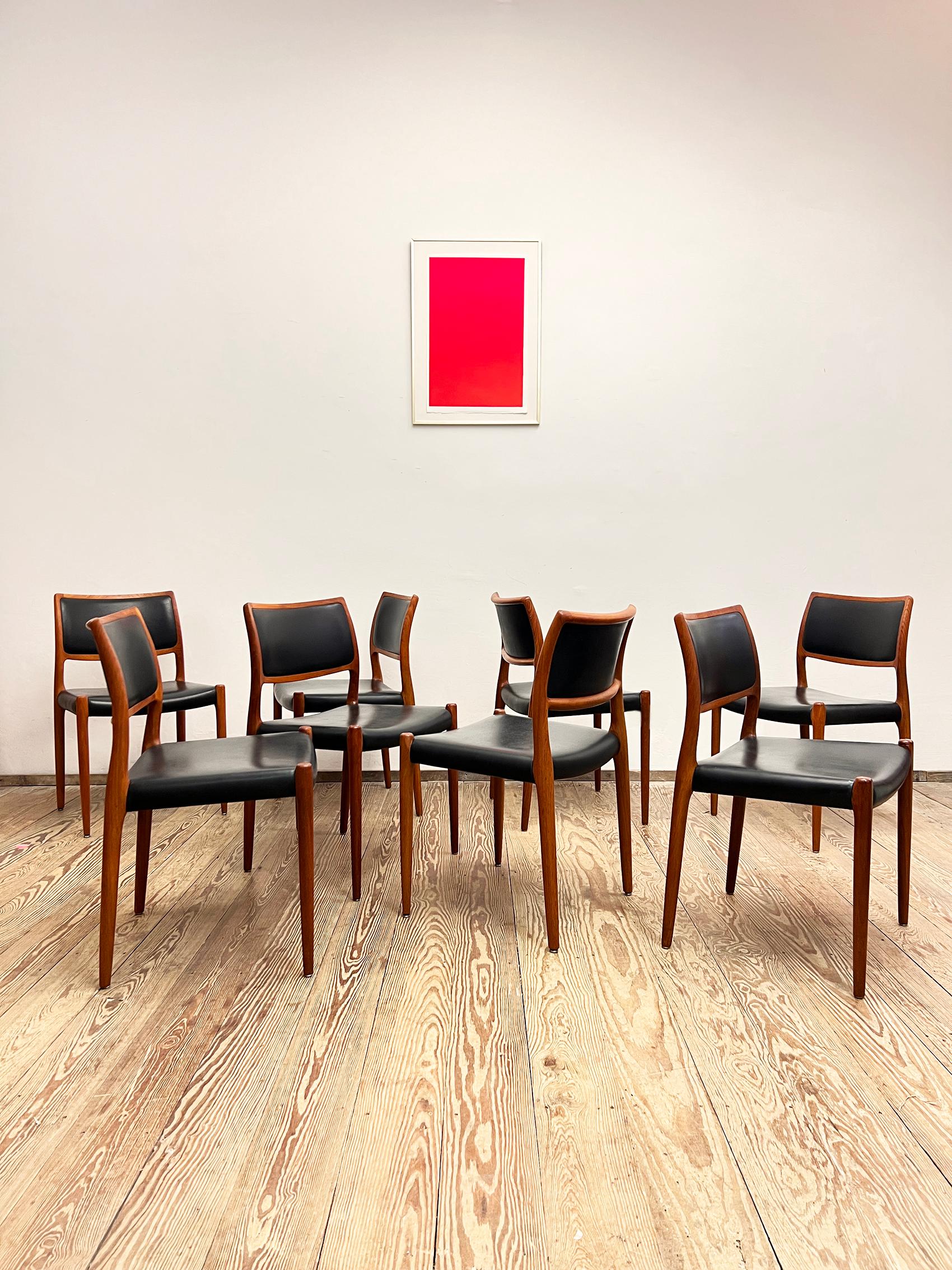 Abmessungen: 48x50x78x44cm (Breite x Tiefe x Höhe x Sitzhöhe)

Dieses schöne Set dänischer Esszimmerstühle, entworfen von Niels O. Møller in den späten 1960er Jahren, wurde von J.L. hergestellt. Møllers in Dänemark. Das Set besteht aus 8 Stühlen des