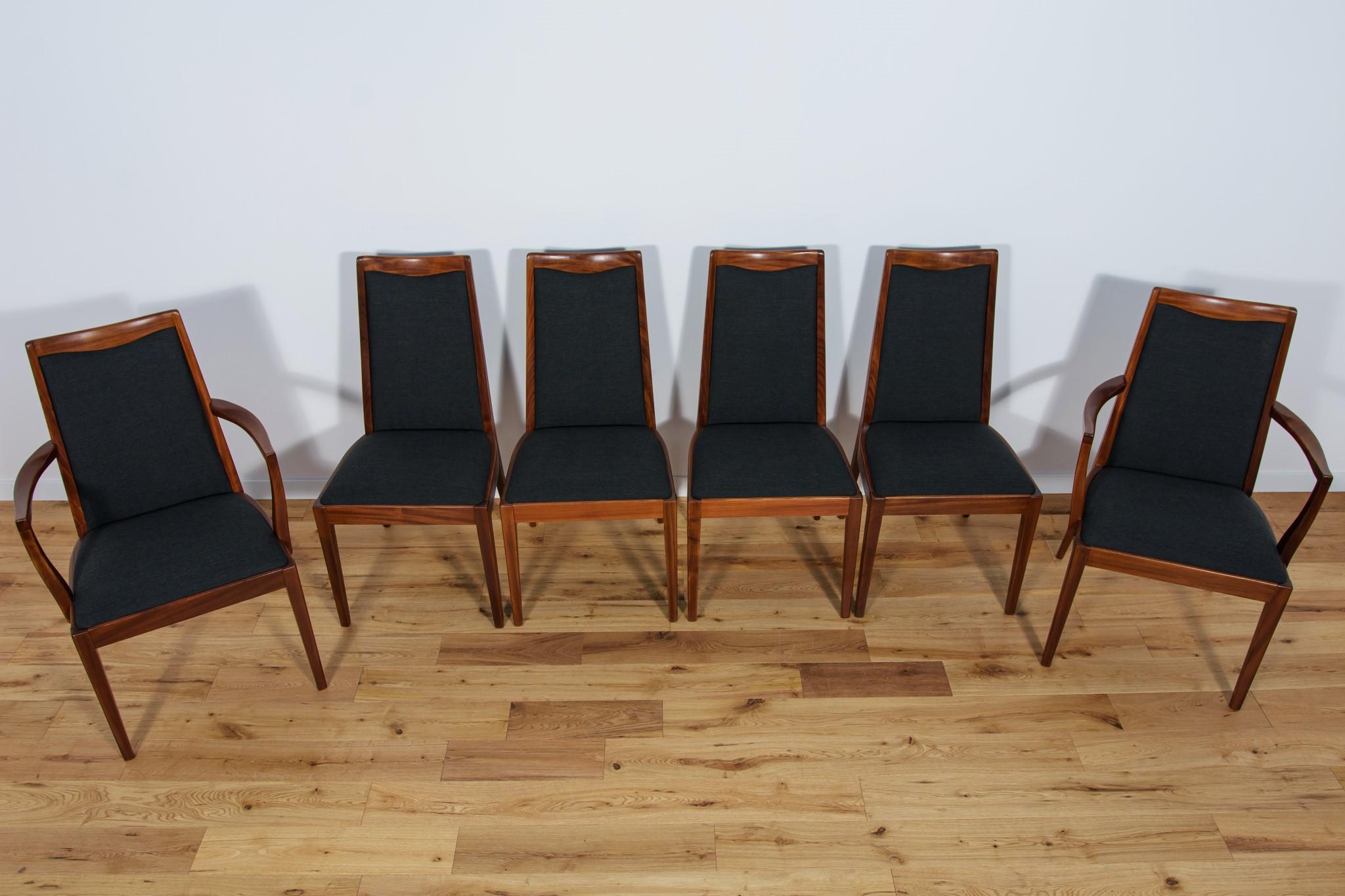 Sillas de comedor fabricadas por la empresa británica G-Plan en la década de 1960. Diseñado por Leslie Dandy. Hecho de teca maciza. Los elementos de madera se han limpiado y pulido con aceite danés. Se han sustituido las espumas y se han recubierto