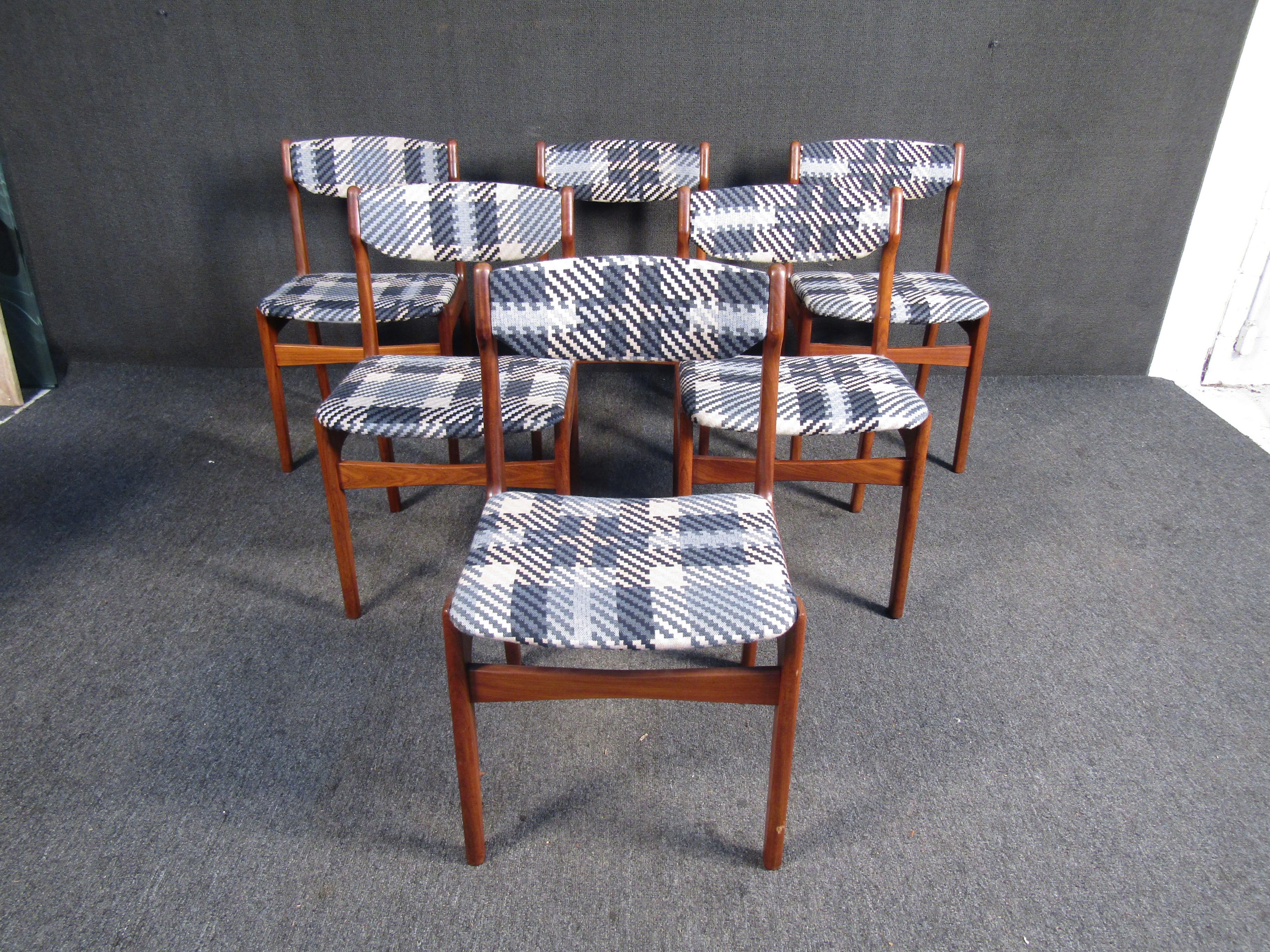 This stunning set of six vintage modern chairs are covered in a plaid fabric. A sleek and comfortable design with a sturdy teak frame. This lovely set of Danish modern dining chairs make the perfect addition to any modern interior. 

Please