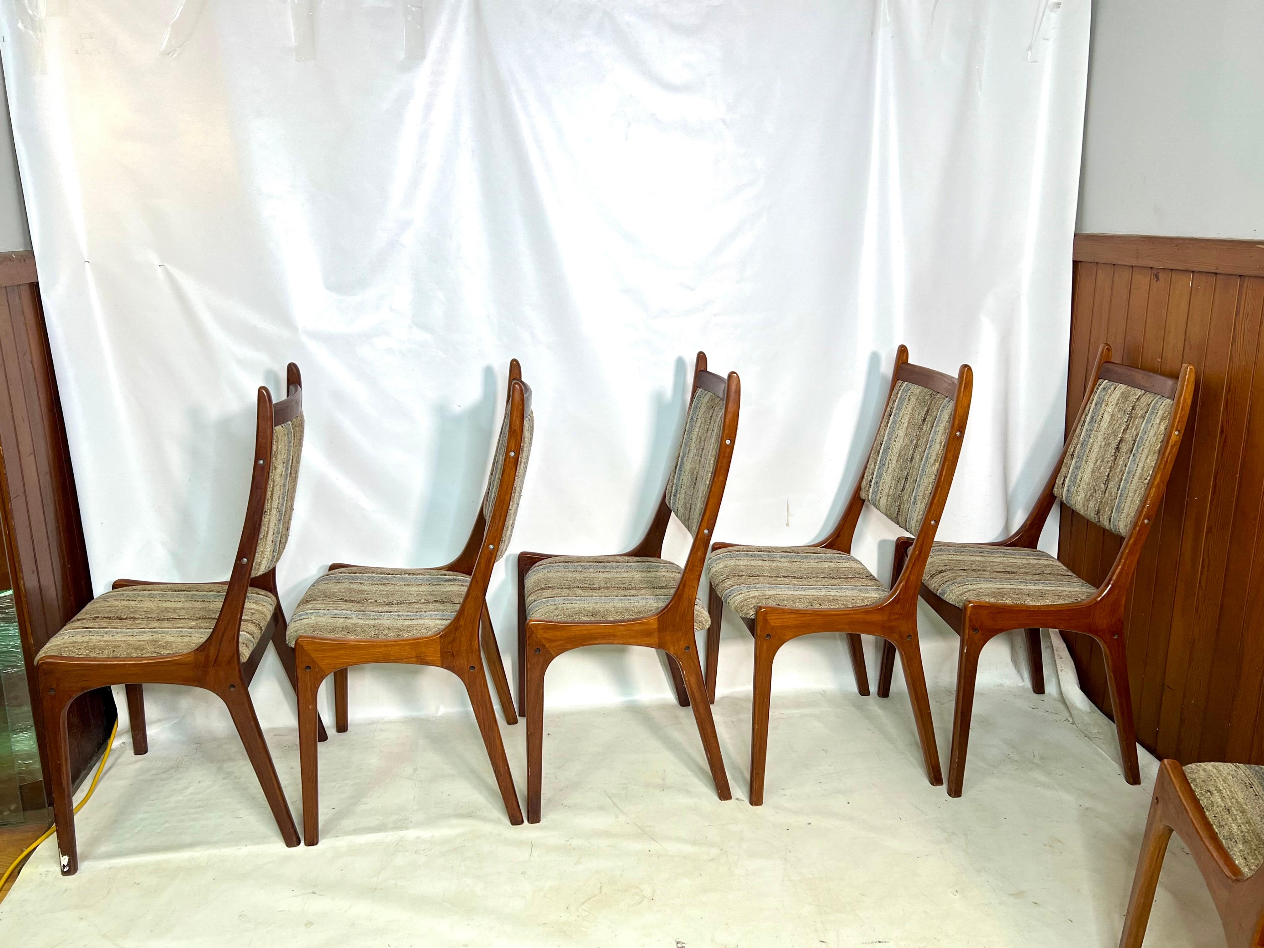 Dies ist ein fantastisches Set moderner Stühle aus der Mitte des Jahrhunderts, die aus schönem Teakholz gefertigt sind. Ihre auffällige Form und ihr Design machen sie zu einer auffälligen Ergänzung für jeden Raum.