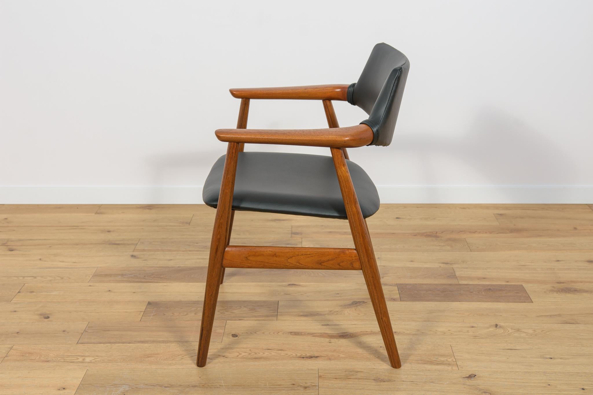 Mid century Teak Dining Chairs Model GM11 by Svend Åge Eriksen for Glostrup. For Sale 2