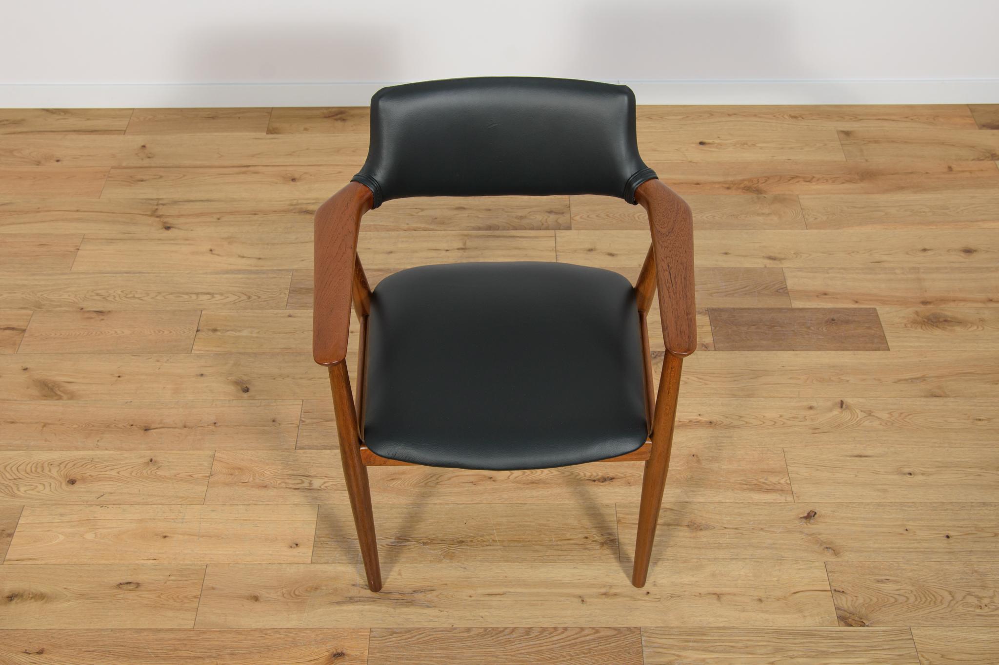 Leather Mid century Teak Dining Chairs Model GM11 by Svend Åge Eriksen for Glostrup. For Sale