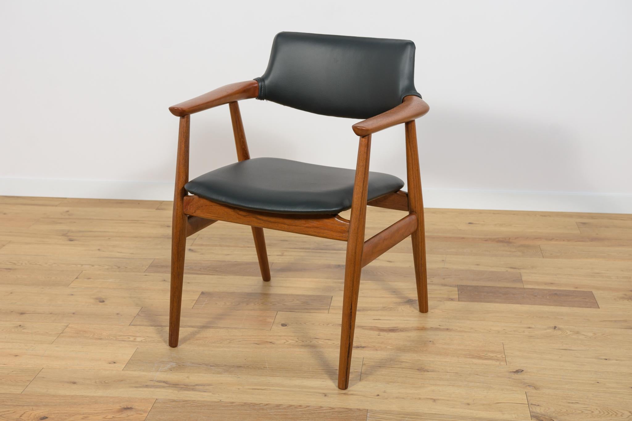 Mid century Teak Dining Chairs Model GM11 by Svend Åge Eriksen for Glostrup. For Sale 1