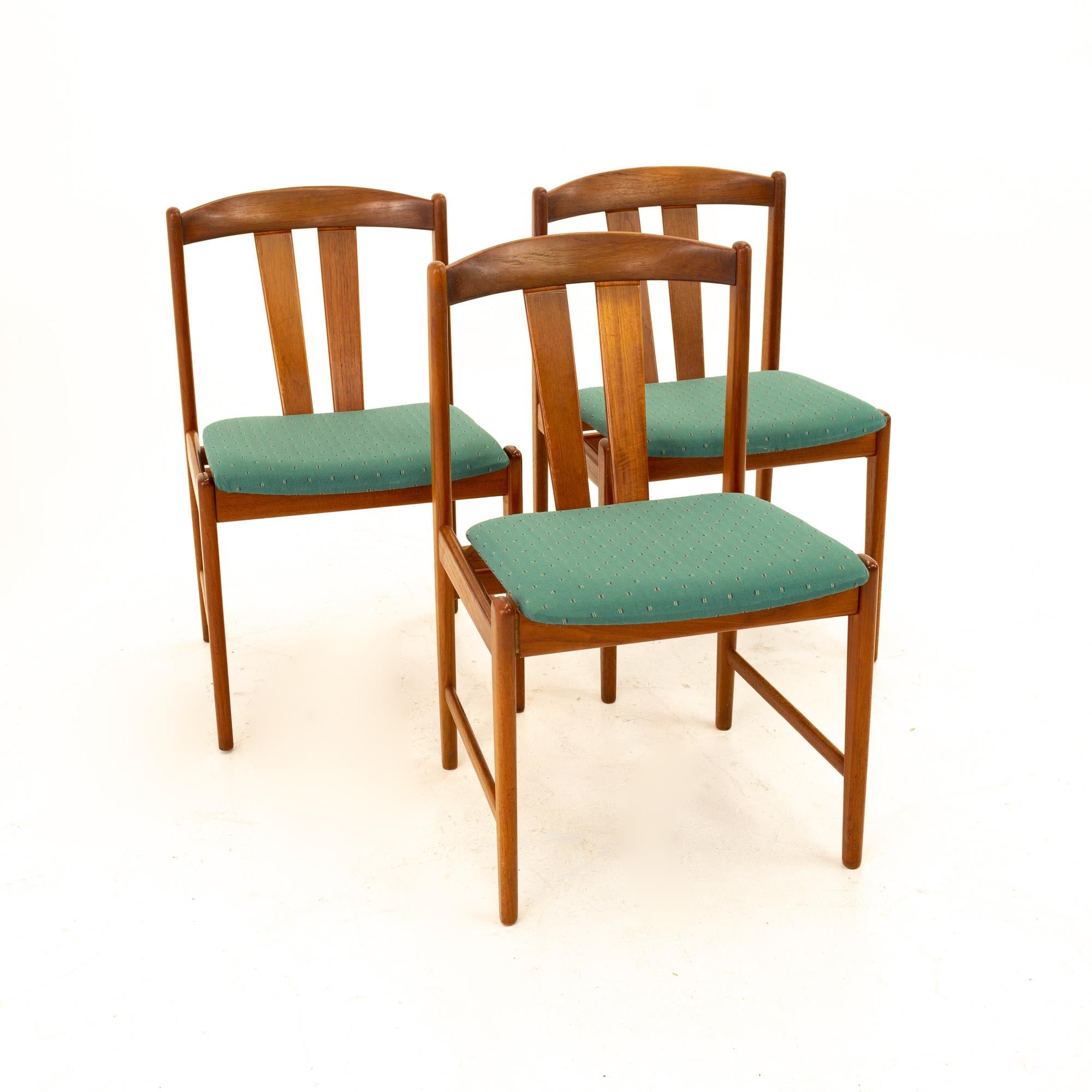 Mid Century Teak Dining Chairs, Set of 4 In Excellent Condition In Countryside, IL