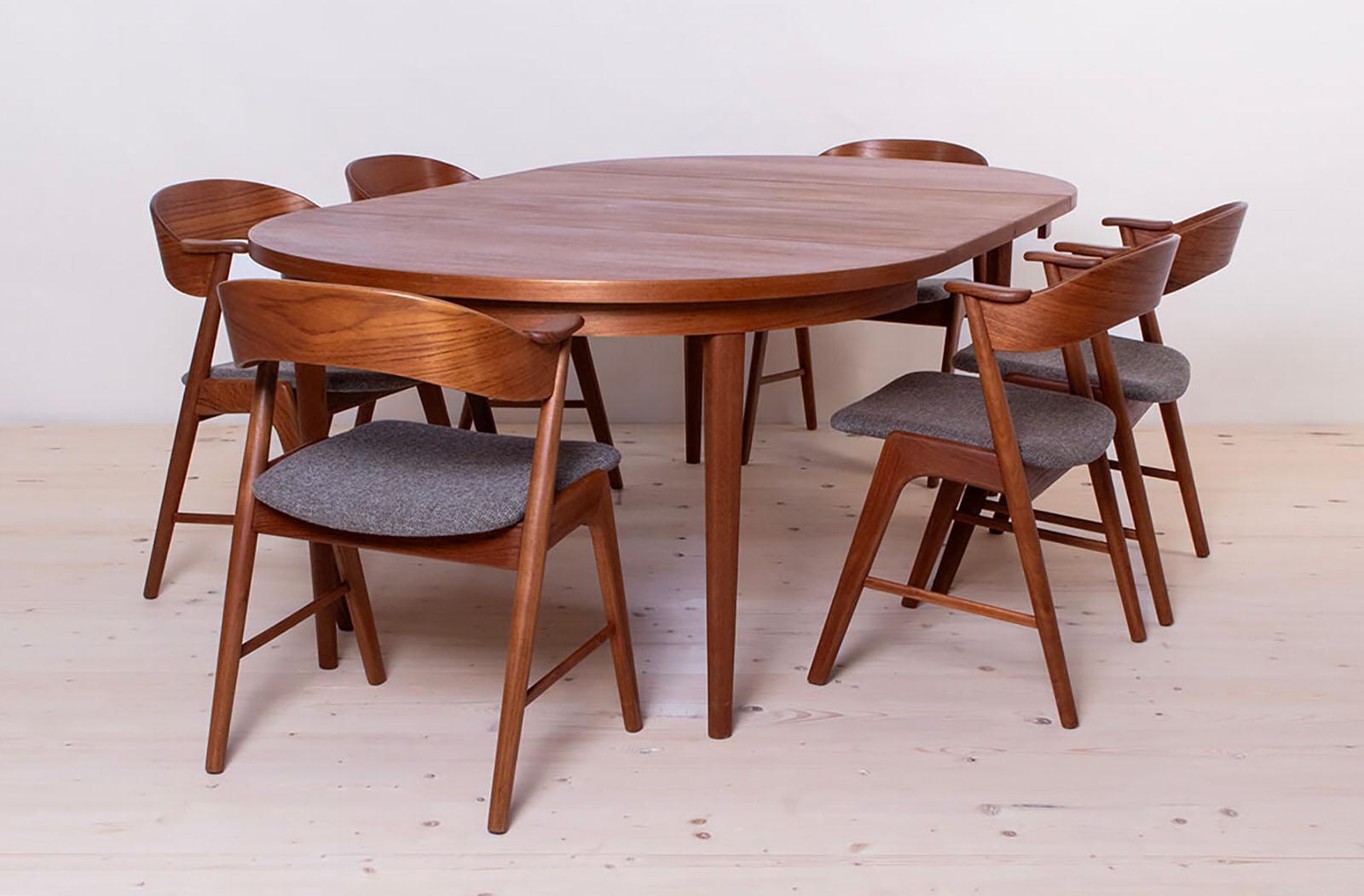 Mid-Century Modern Ensemble de salle à manger en teck du milieu du siècle par Korup, 8 chaises, table extensible, Danemark, années 1960