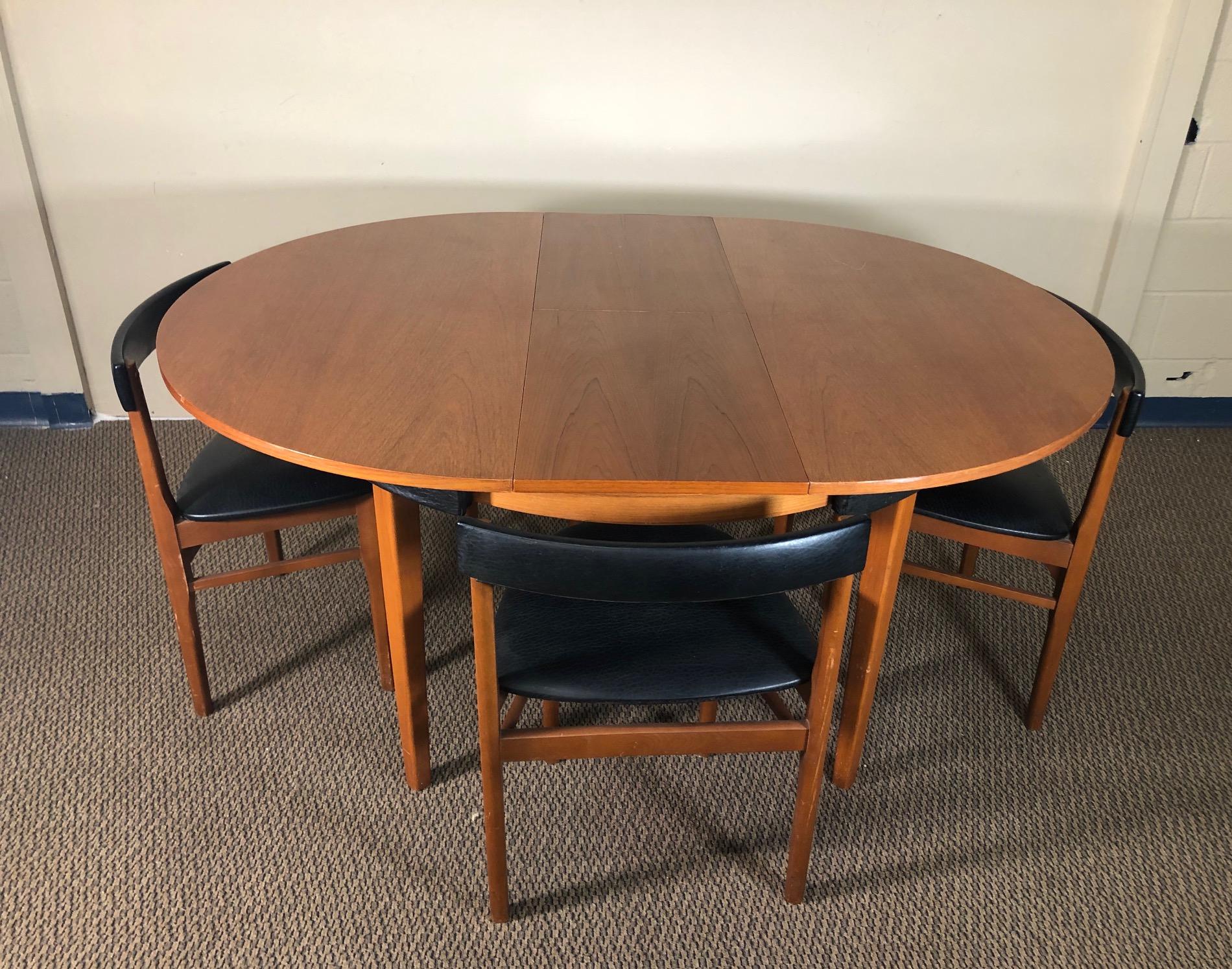 Midcentury Teak Dining Set by McIntosh Extending Table 4 Chairs Roundette In Good Condition For Sale In Norcross, GA