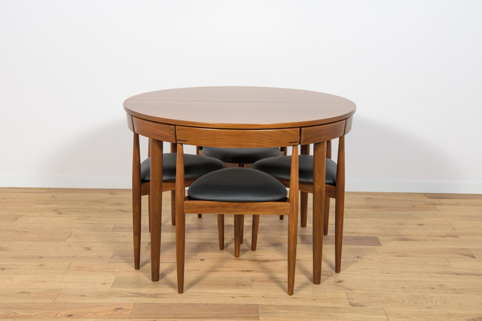 The set was designed by the Danish designer Hans Olsen for the Frem Røjle factory in the 1950s. It consists of an extendable table and four chairs. The triangular seat of the chairs is placed on three legs. Their structure is made of teak wood, the