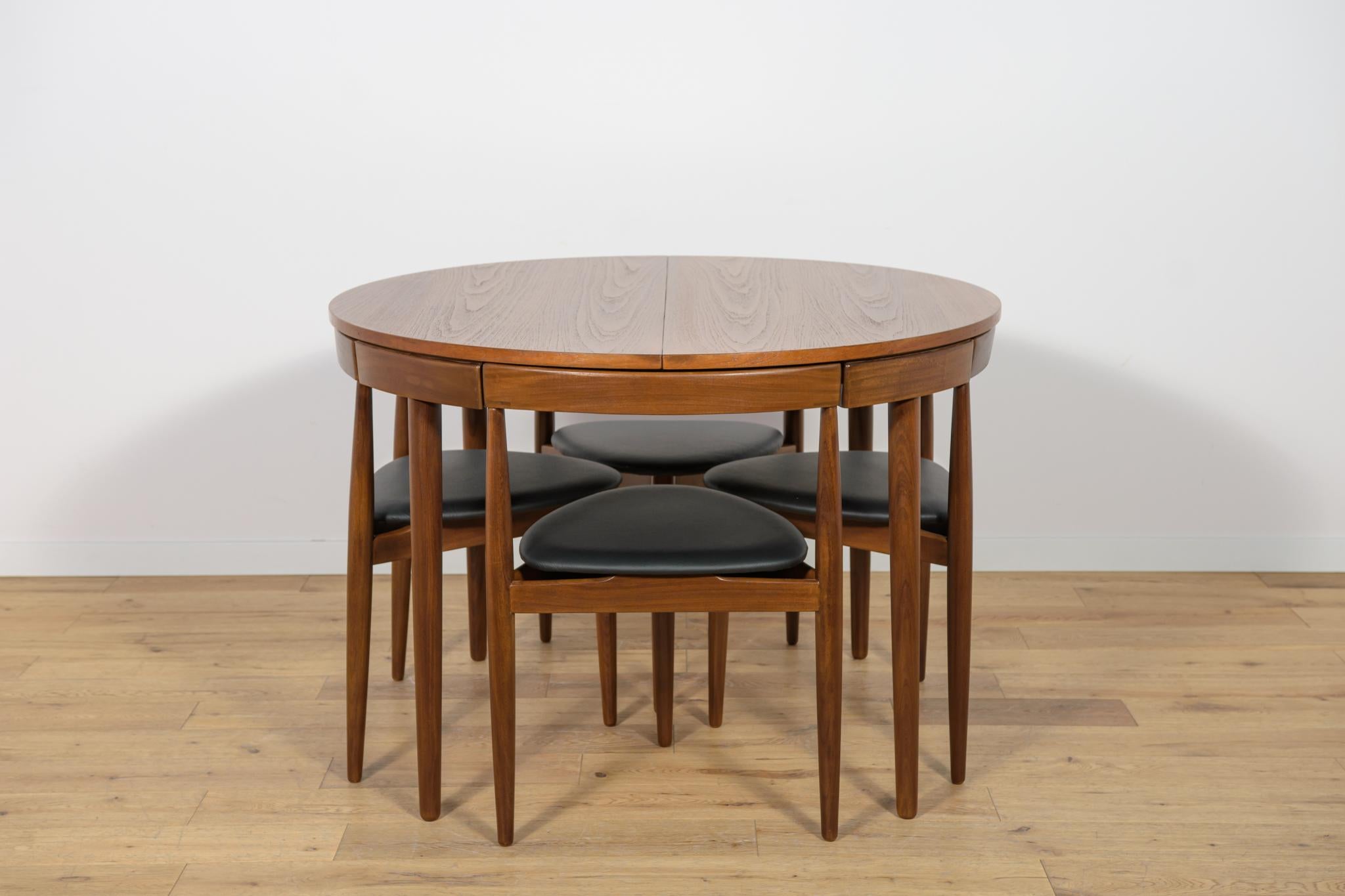 The set was designed by the Danish designer Hans Olsen for the Frem Røjle factory in the 1950s. It consists of an extendable table and four chairs. The triangular seat of the chairs is placed on three legs. Their structure is made of teak wood, the
