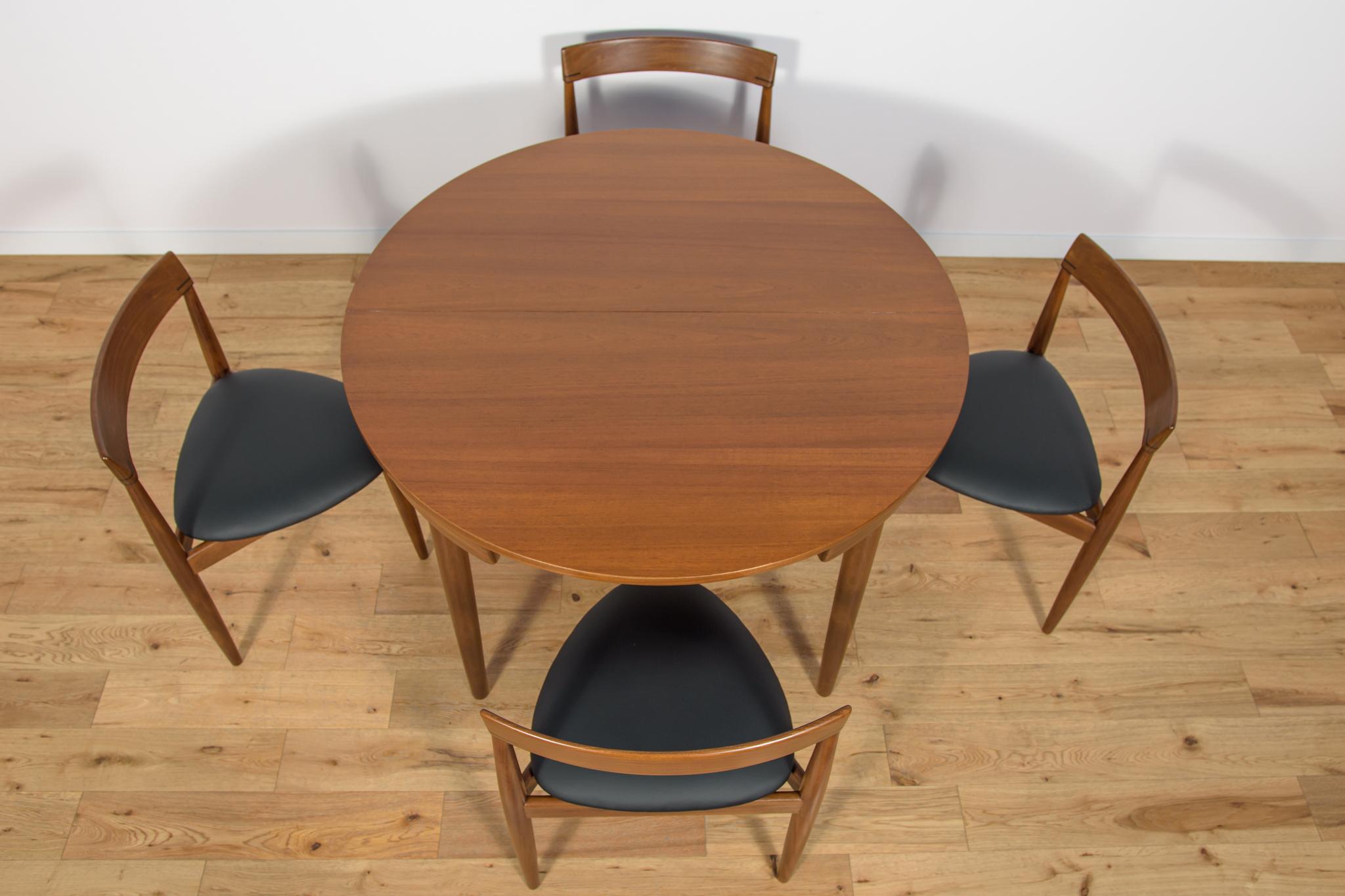 Mid-Century Modern  Mid-Century Teak Dining Table and Chairs Set by Hans Olsen for Frem Røjle. For Sale