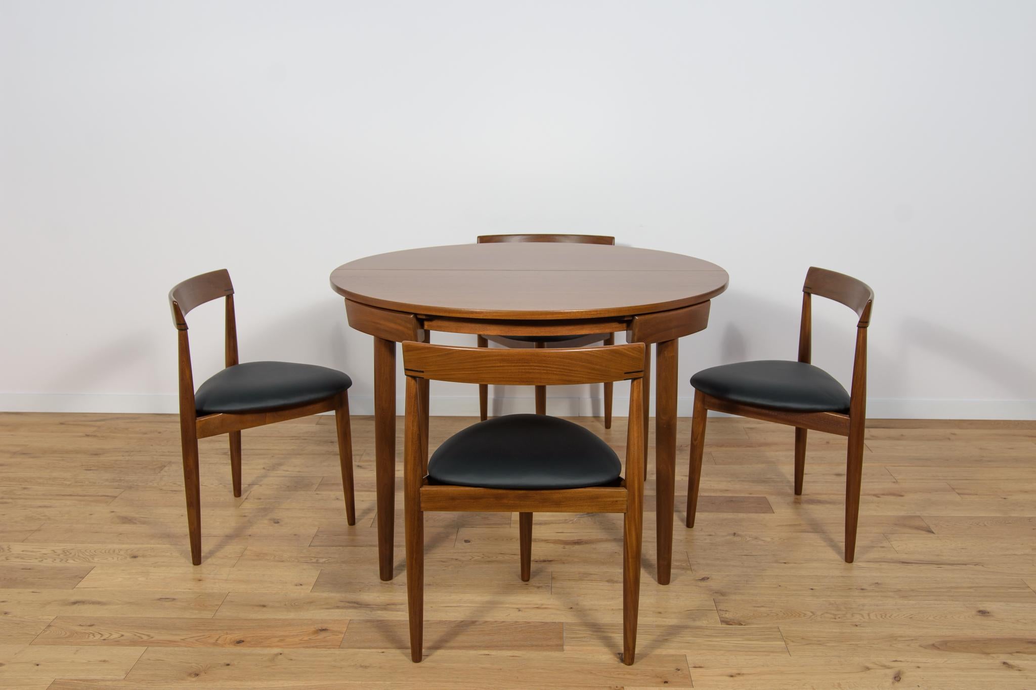 Danish  Mid-Century Teak Dining Table and Chairs Set by Hans Olsen for Frem Røjle. For Sale
