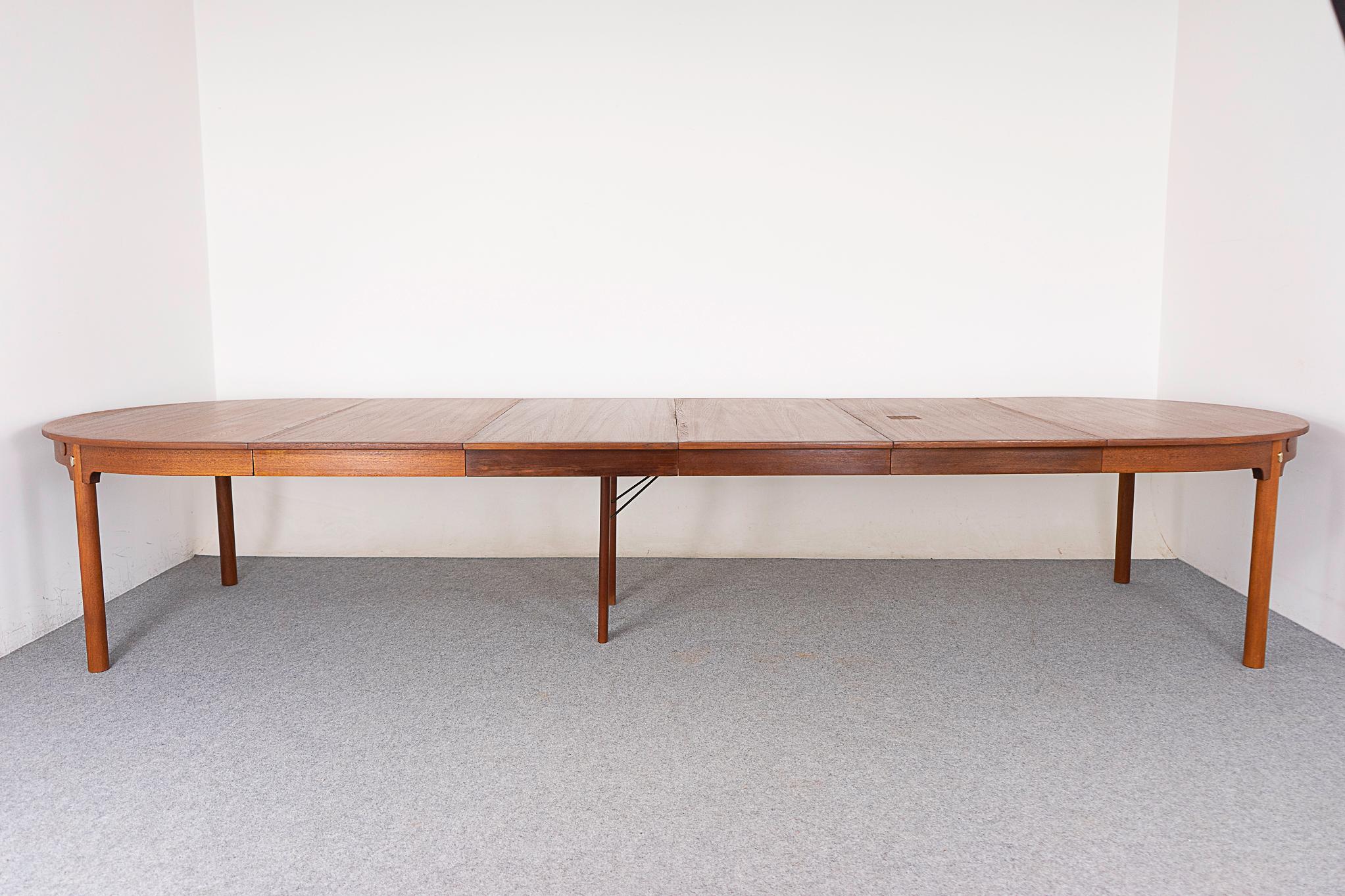 Mid-Century Teak Dining Table by Borge Mogensen For Sale 6