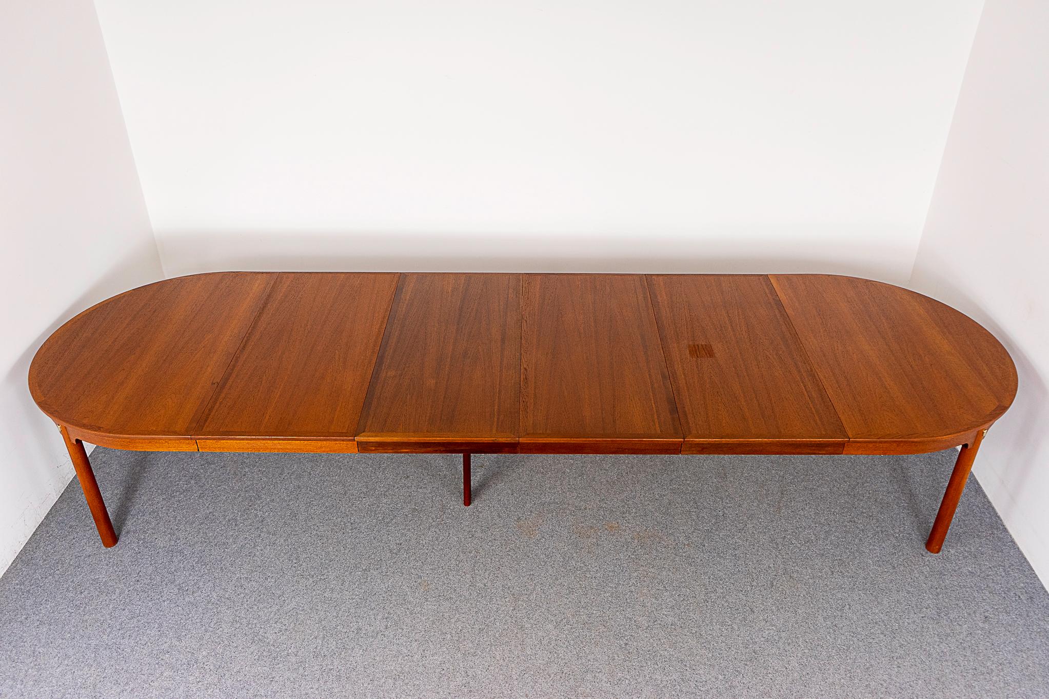 Mid-Century Teak Dining Table by Borge Mogensen For Sale 8