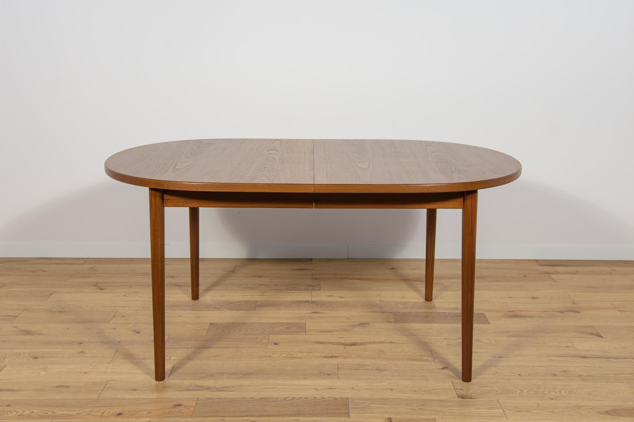 Cette grande table extensible en teck a été conçue dans les années 1960 par Nils Jonsson pour le fabricant suédois Troeds. Elle a été entièrement rénovée, nettoyée des vieilles surfaces, peinte avec une teinture pour chêne et finie avec un vernis