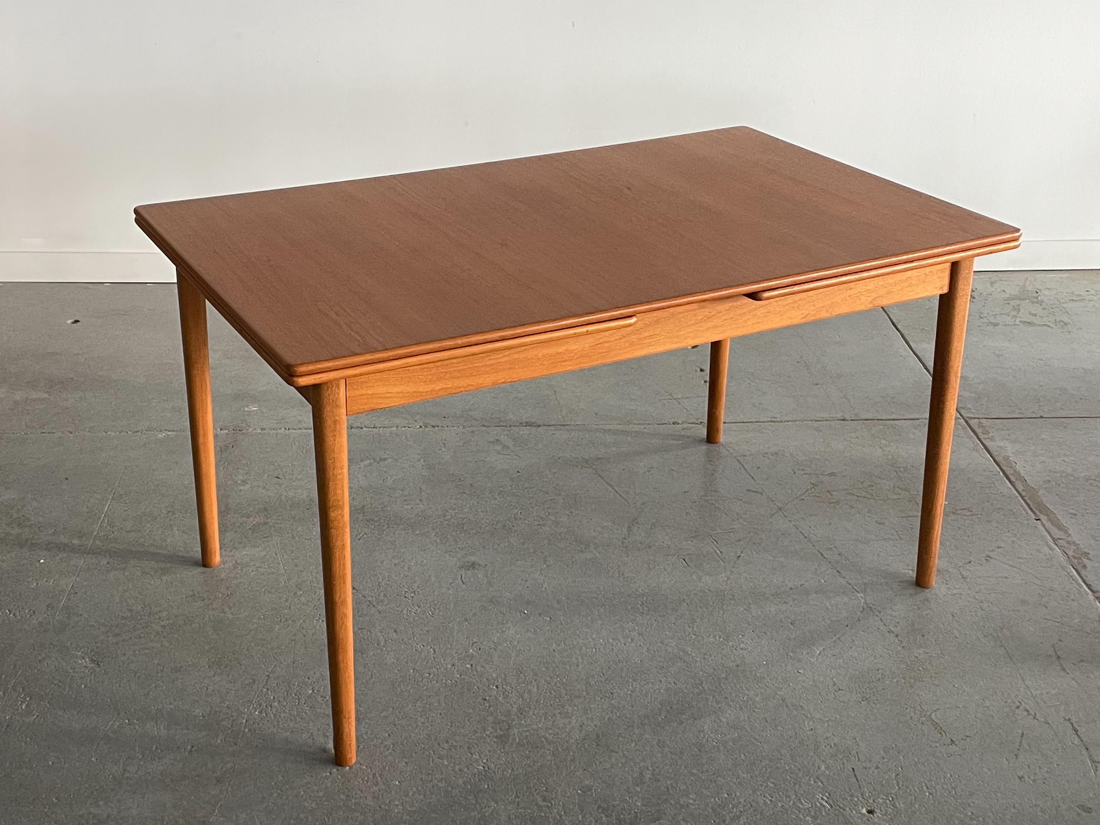 Table de salle à manger du milieu du siècle dernier par Nils Jonsson Hugo Troeds, Suède, années 1960 Bon état - En vente à Winnipeg, MB