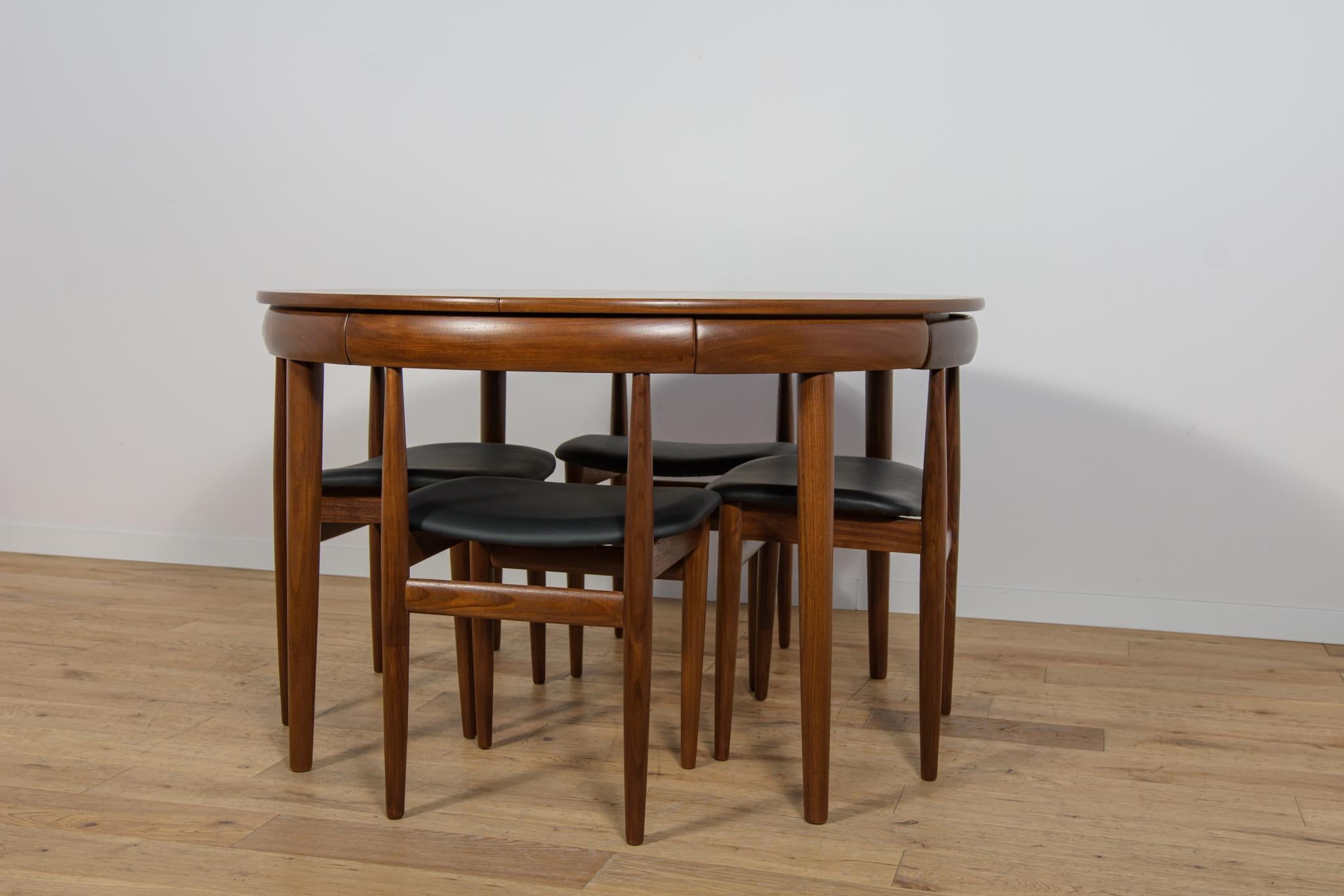 The set was designed by the Danish designer Hans Olsen for the Frem Røjle manufactory in 1962. The set consists of a table and four chairs. Hans Olsen used an innovative solution in his project by placing the backrests of the chairs in the edge of