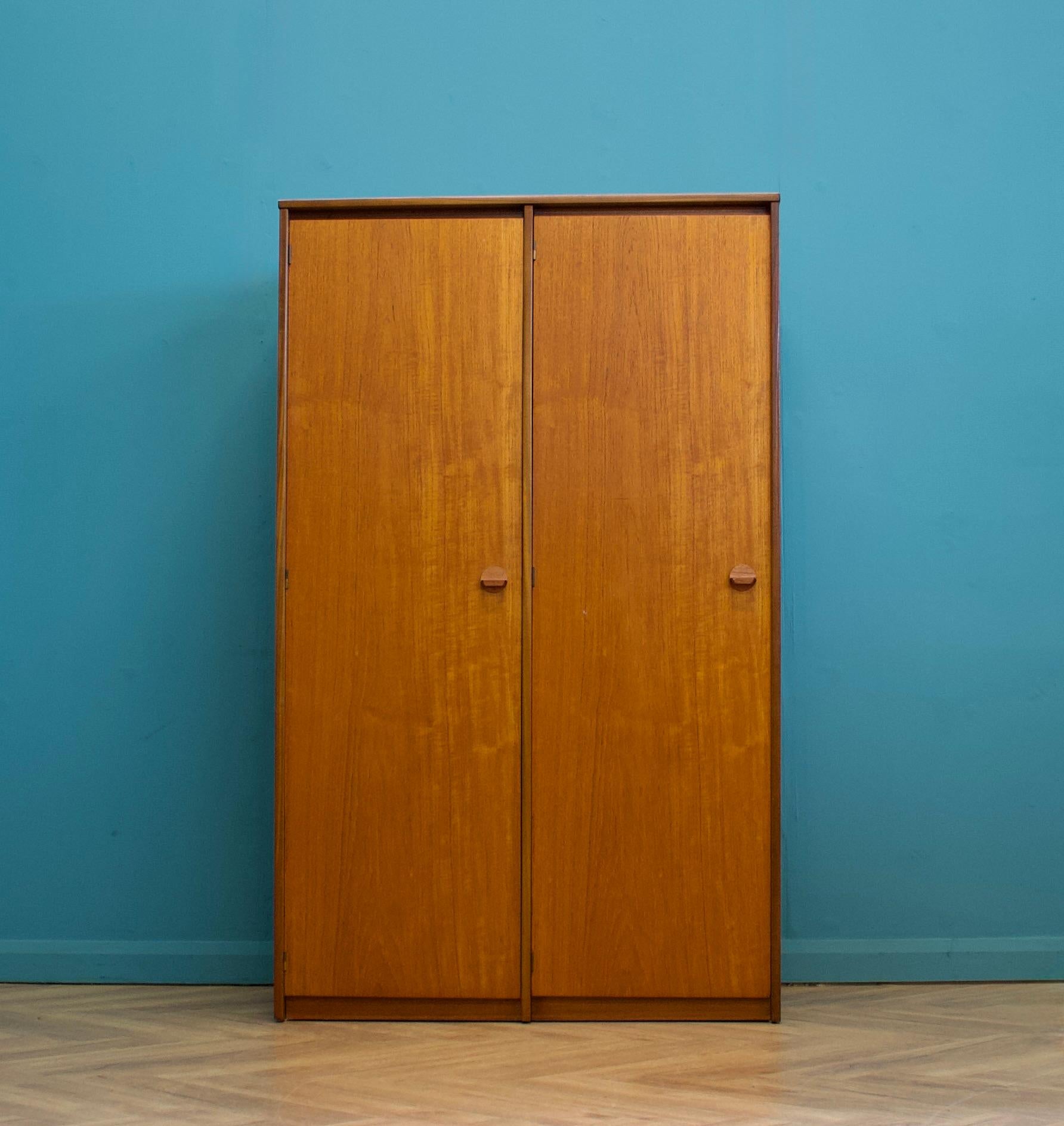 Mid-Century Modern Armoire Cantata à deux portes en teck du milieu du siècle de Stag, années 1960 en vente