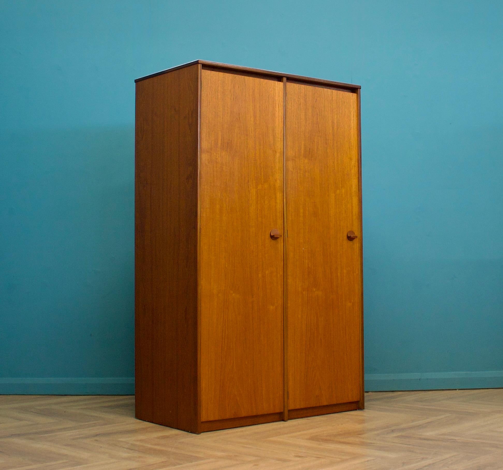 Britannique Armoire Cantata à deux portes en teck du milieu du siècle de Stag, années 1960 en vente