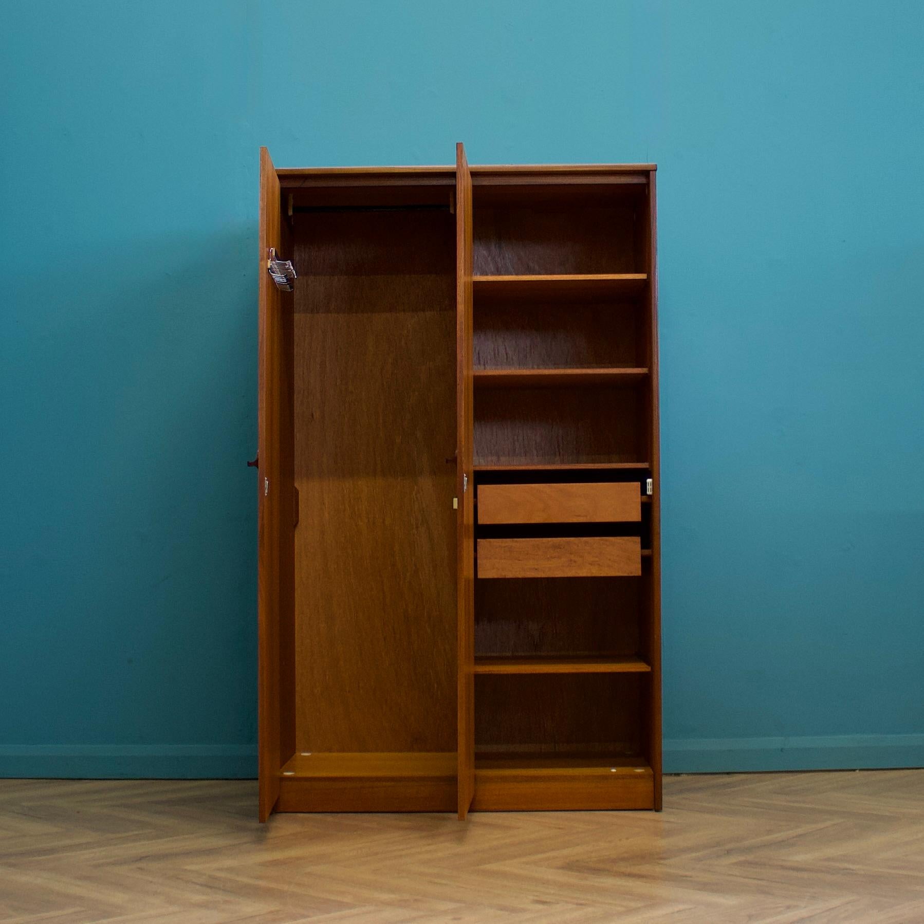 Placage Armoire Cantata à deux portes en teck du milieu du siècle de Stag, années 1960 en vente