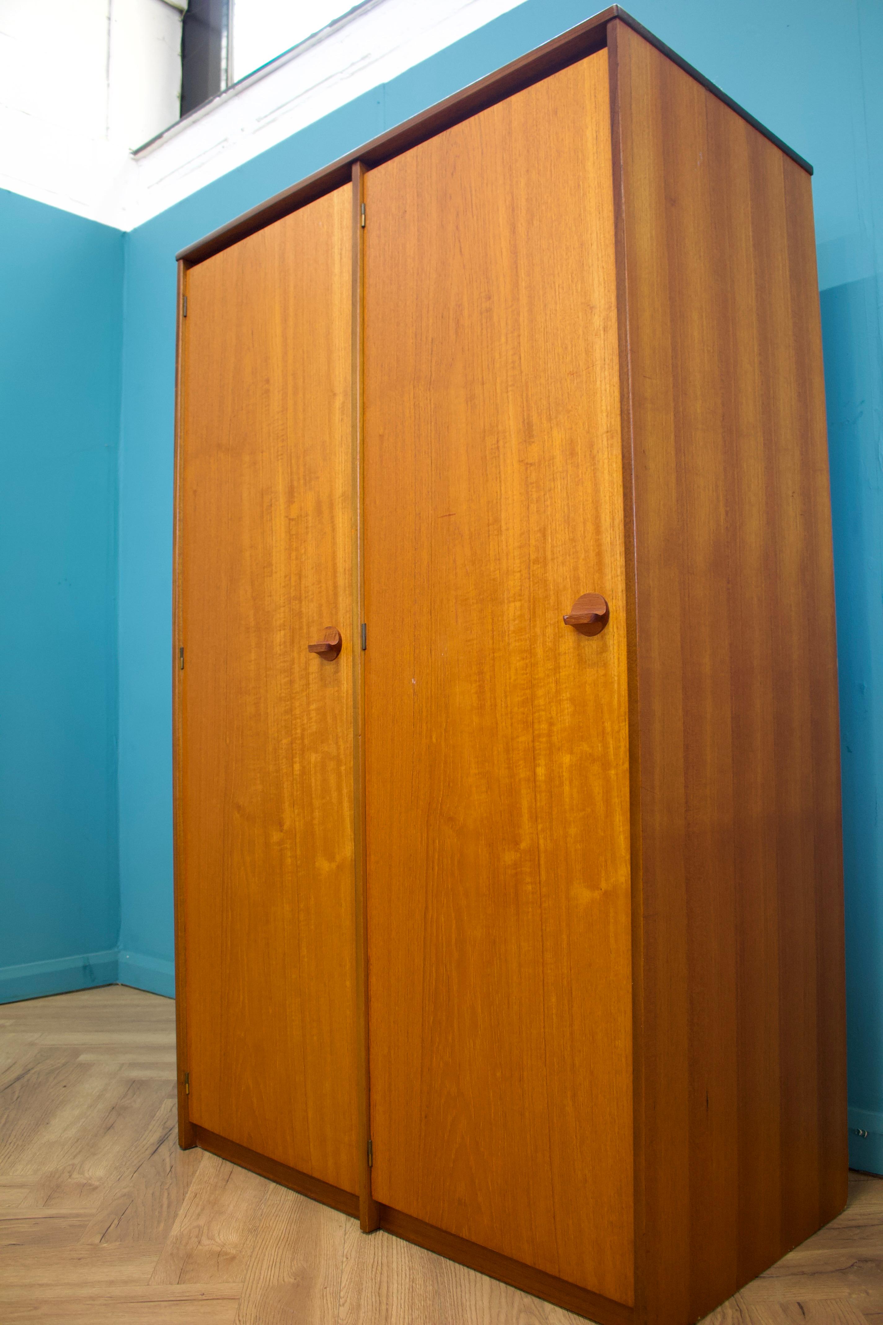 Armoire Cantata à deux portes en teck du milieu du siècle de Stag, années 1960 Bon état - En vente à South Shields, GB