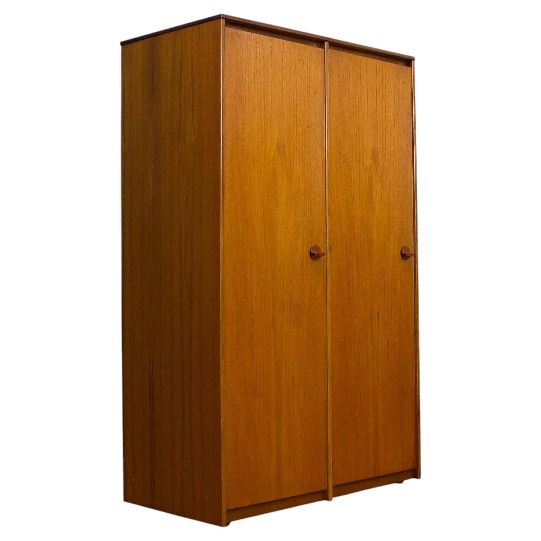 Armoire Cantata à deux portes en teck du milieu du siècle de Stag, années 1960