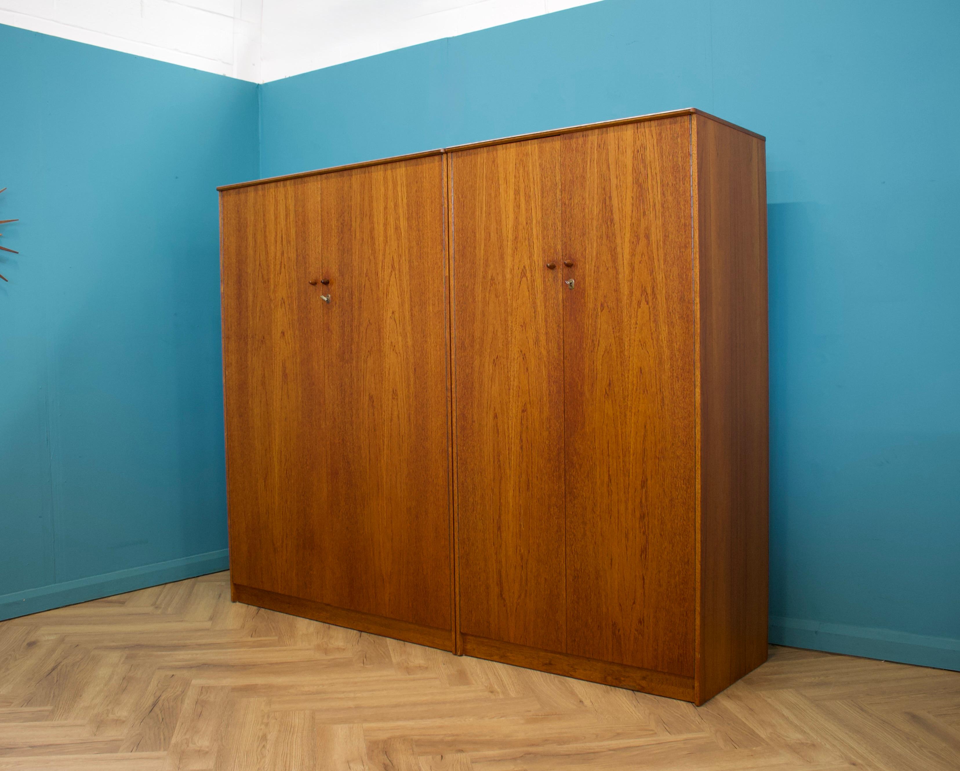 Mid-Century moderno Armadio a due ante in teak del Mid Century, anni '60 in vendita