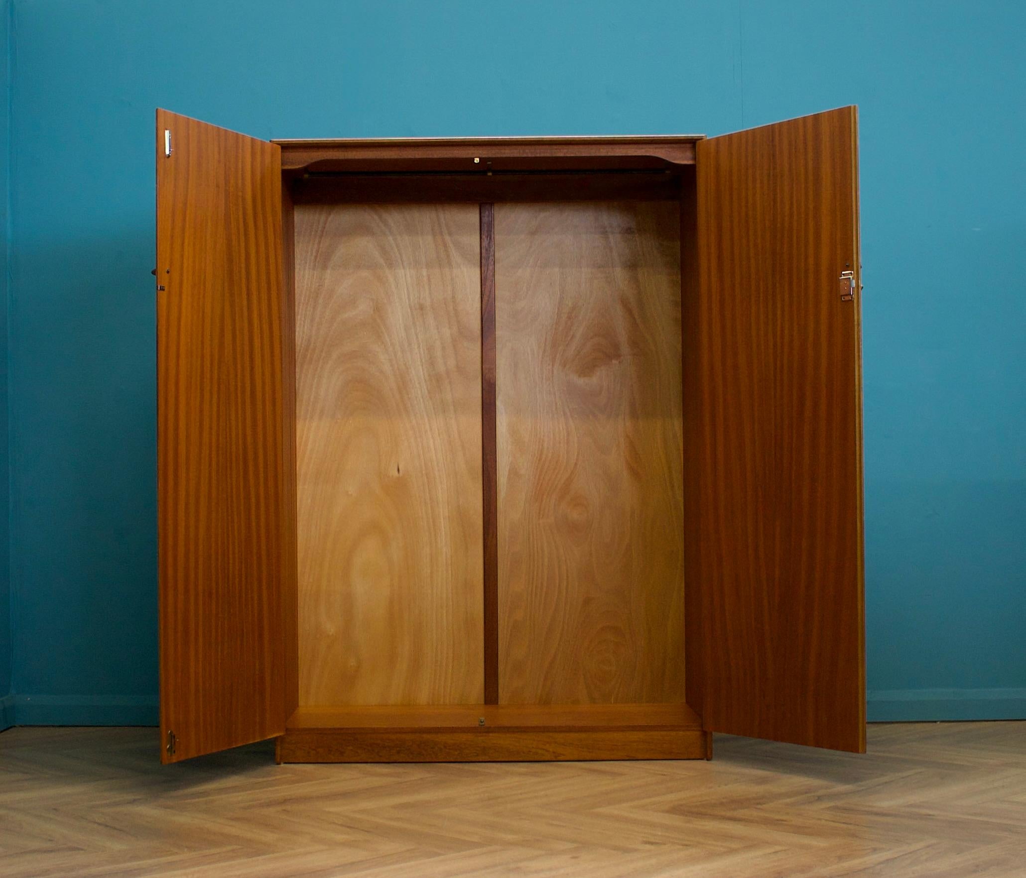 Armadio a due ante in teak del Mid Century, anni '60 In condizioni buone in vendita a South Shields, GB