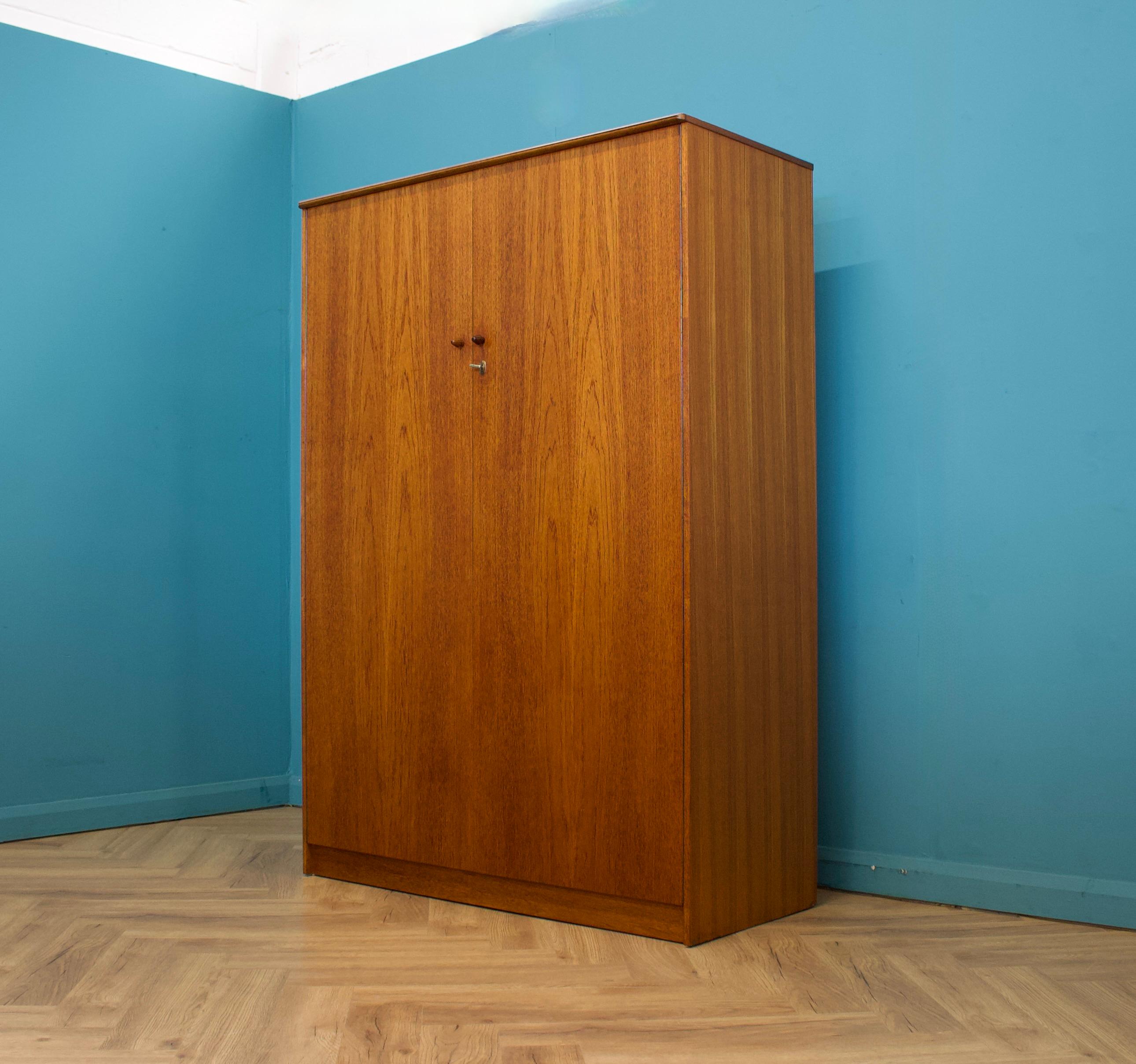 XX secolo Armadio a due ante in teak del Mid Century, anni '60 in vendita