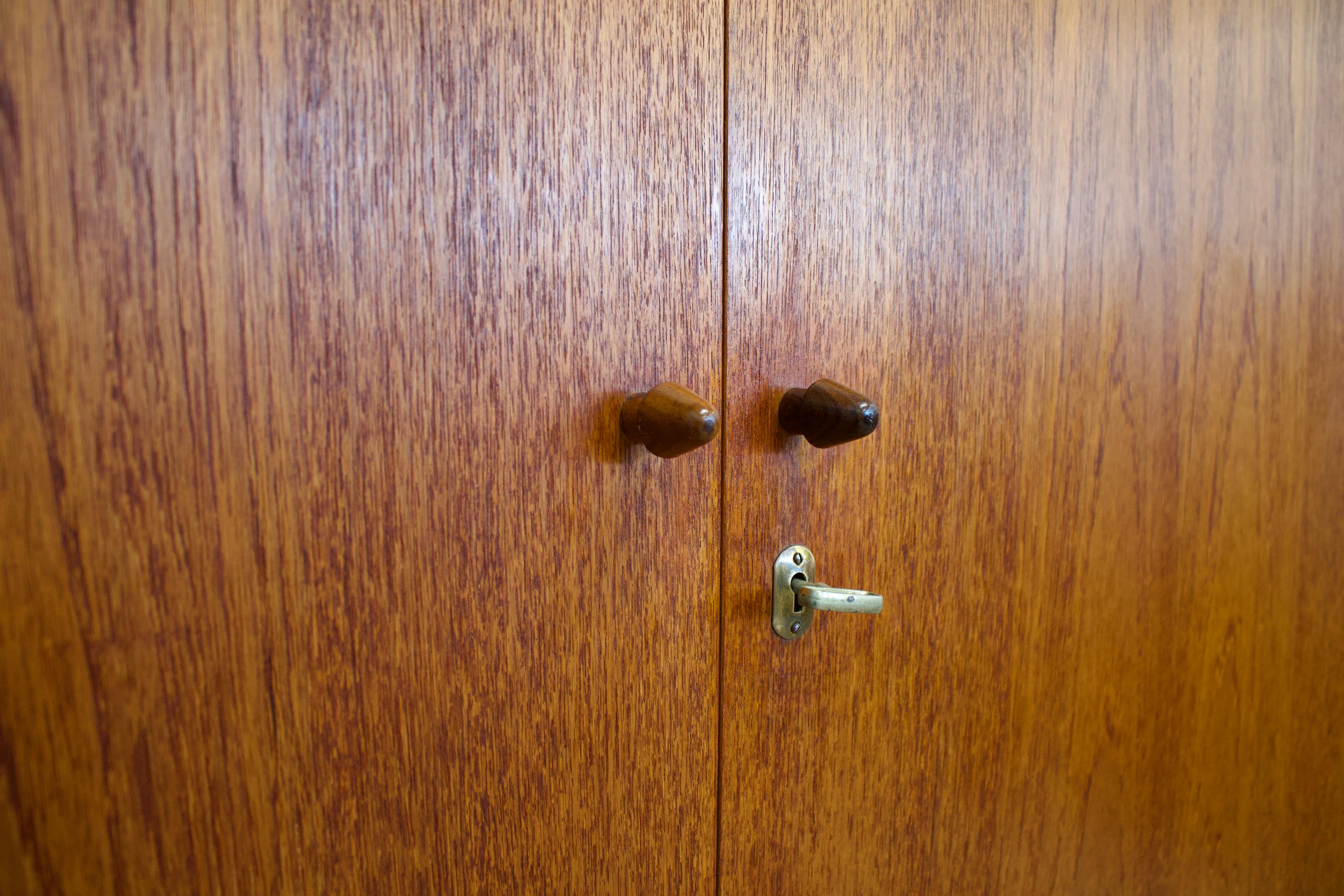 Armadio a due ante in teak del Mid Century, anni '60 in vendita 1