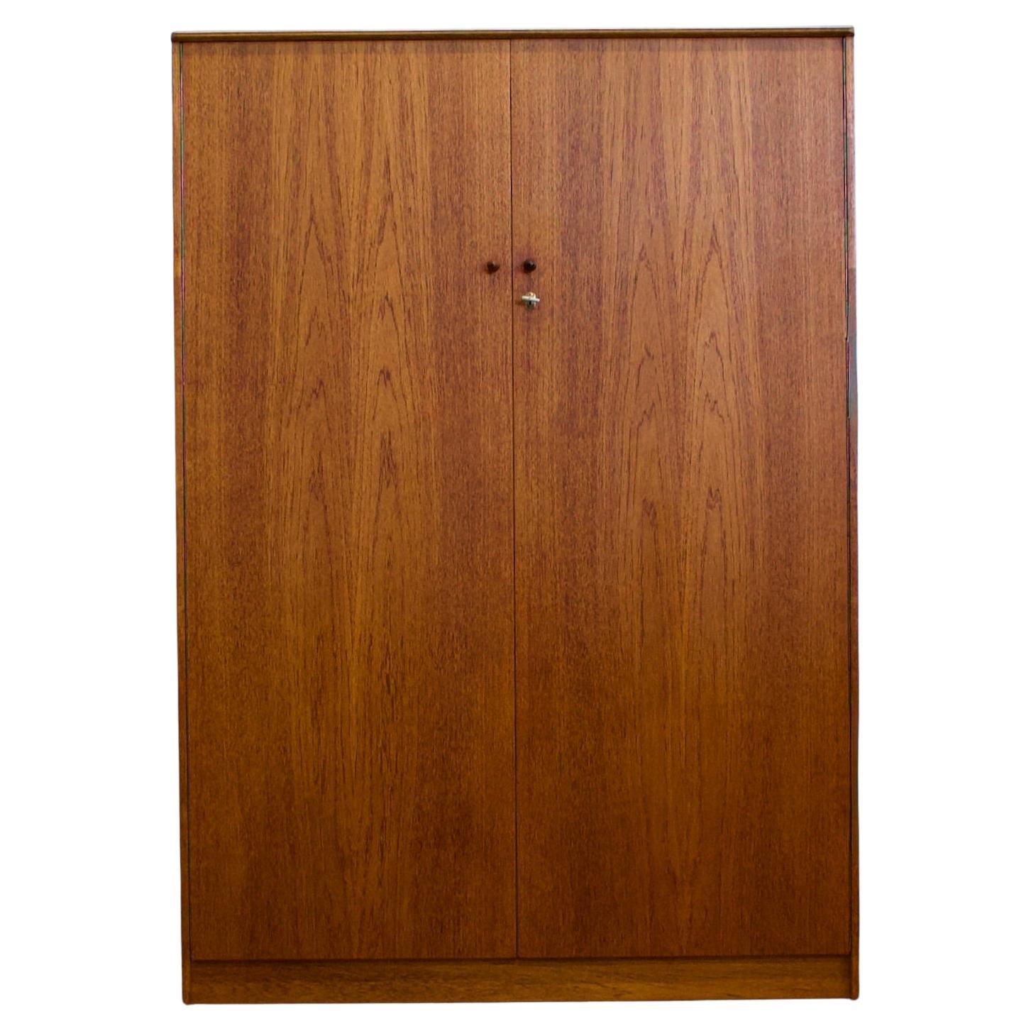 Armadio a due ante in teak del Mid Century, anni '60 in vendita