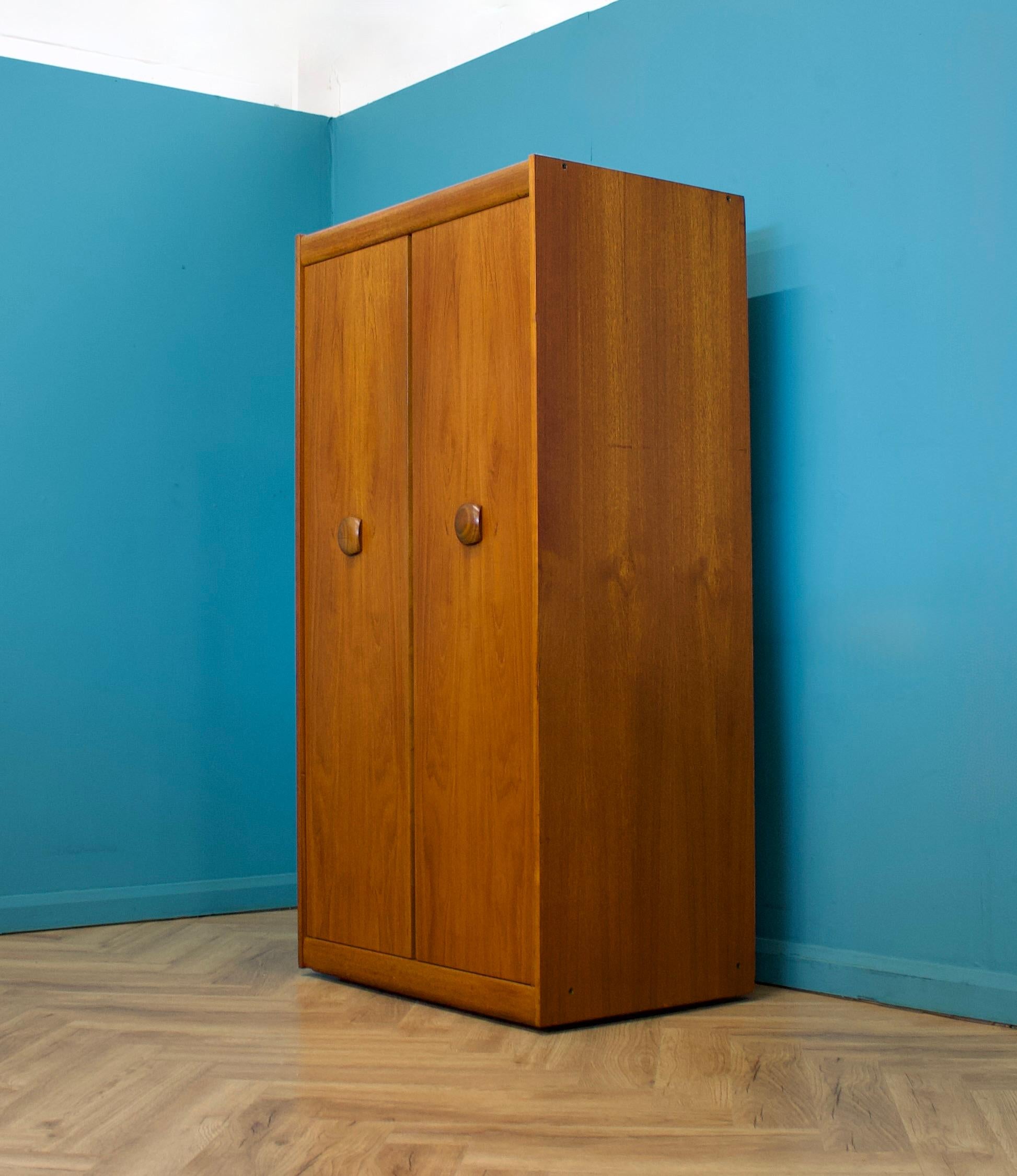 Mid Century Teak Double Door Wardrobe from Elliots of Newbury 1960s In Good Condition In South Shields, GB