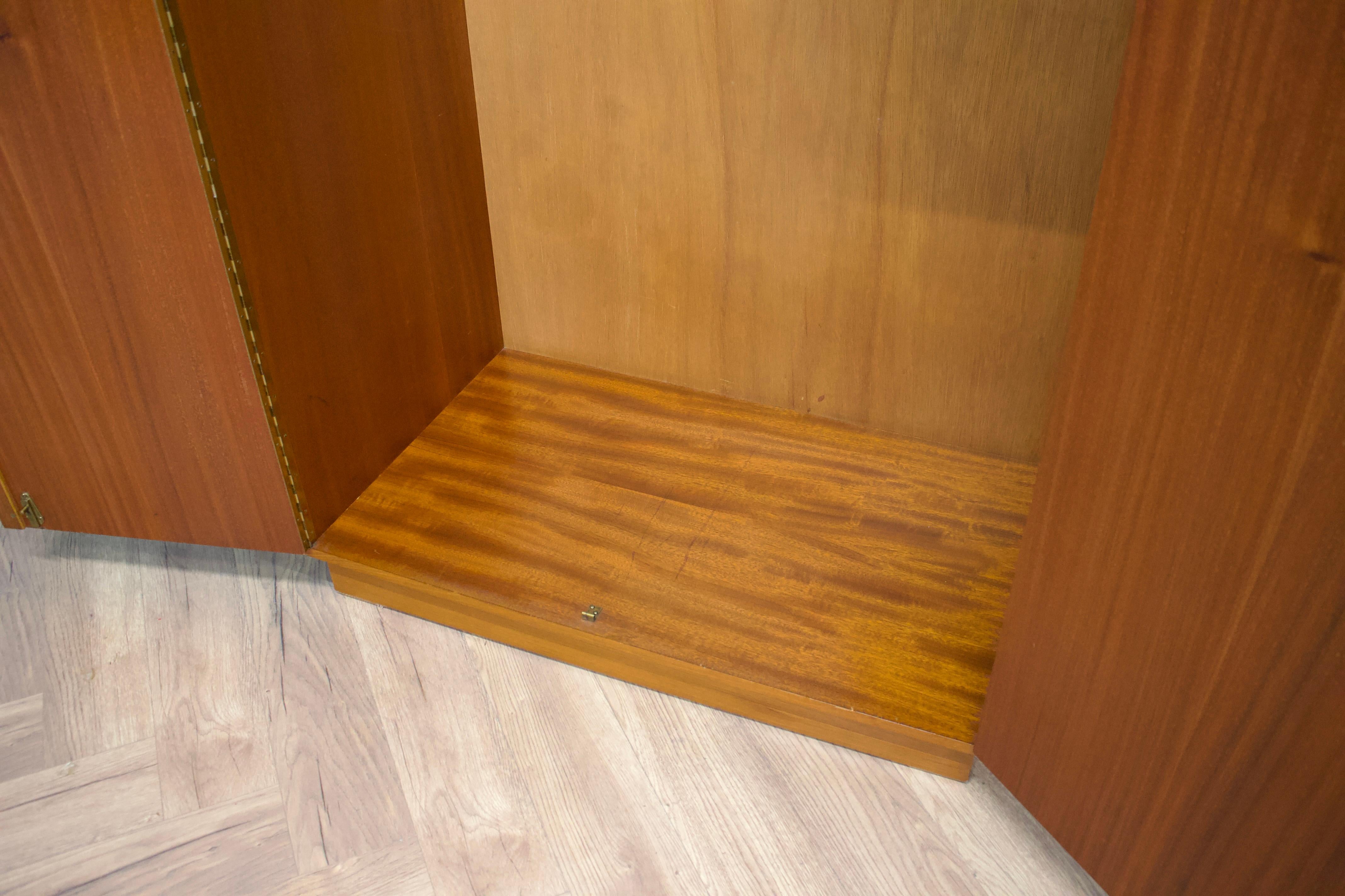 Zweitüriger Kleiderschrank aus Teakholz aus der Mitte des Jahrhunderts von Wrighton, 1960er Jahre im Angebot 3
