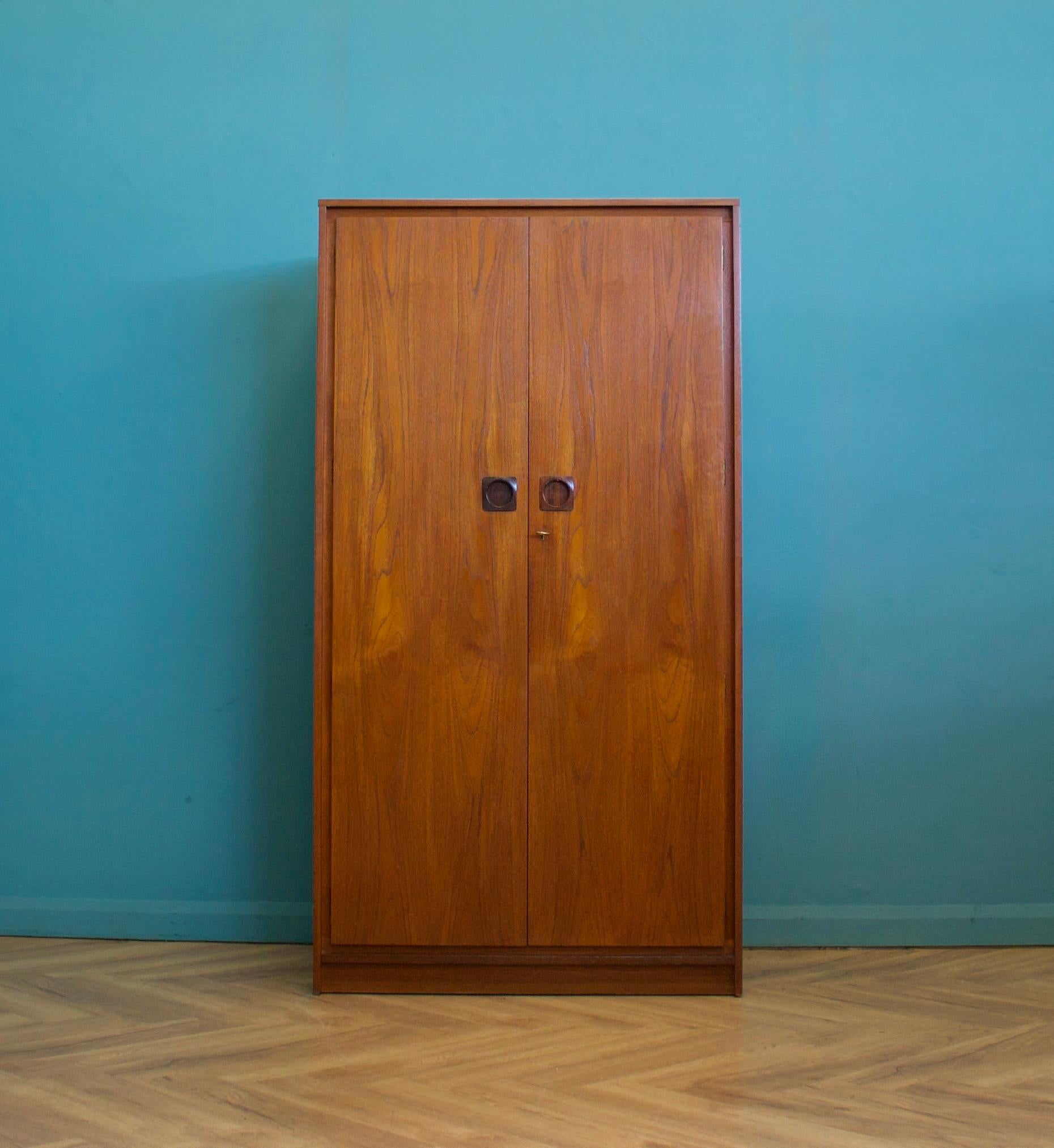 Un armadio freestanding a due ante in teak di Wrighton-.  in stile moderno danese
Realizzato negli anni '60


Dotato di un appendiabiti, di scaffali e di uno scomparto.
Lo stile di questo guardaroba è piuttosto minimalista, con le sue linee