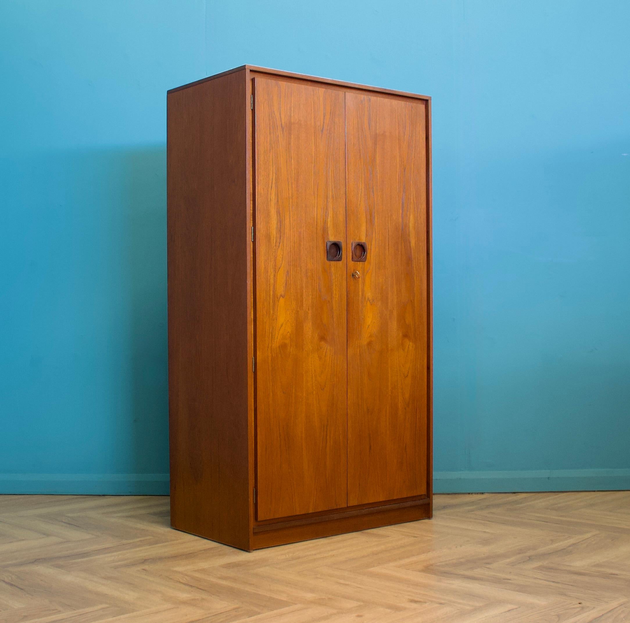 Mid-Century moderno Armadio a due ante in teak del Mid Century di Wrighton, anni '60 in vendita