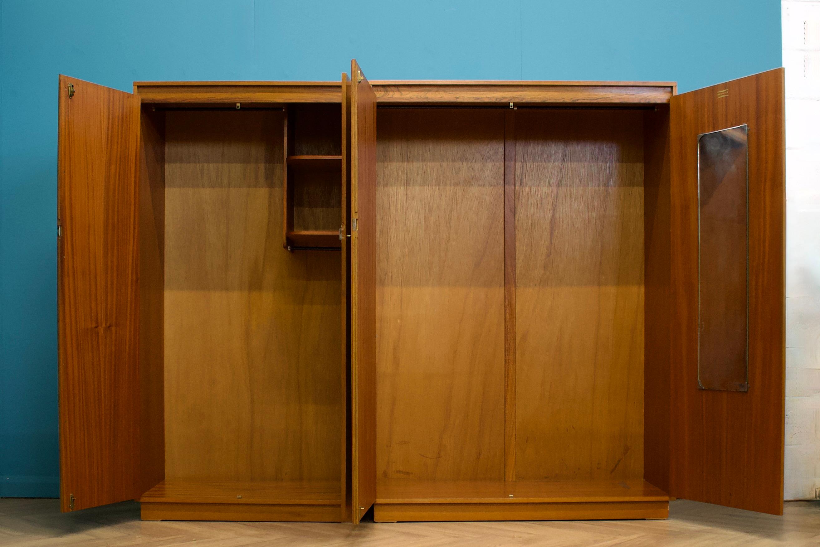 Zweitüriger Kleiderschrank aus Teakholz aus der Mitte des Jahrhunderts von Wrighton, 1960er Jahre (Britisch) im Angebot