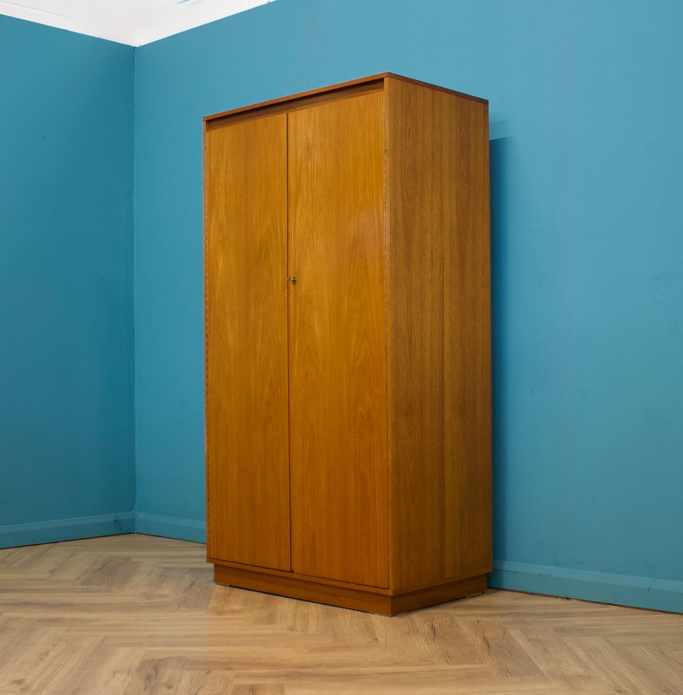 Zweitüriger Kleiderschrank aus Teakholz aus der Mitte des Jahrhunderts von Wrighton, 1960er Jahre im Zustand „Gut“ im Angebot in South Shields, GB