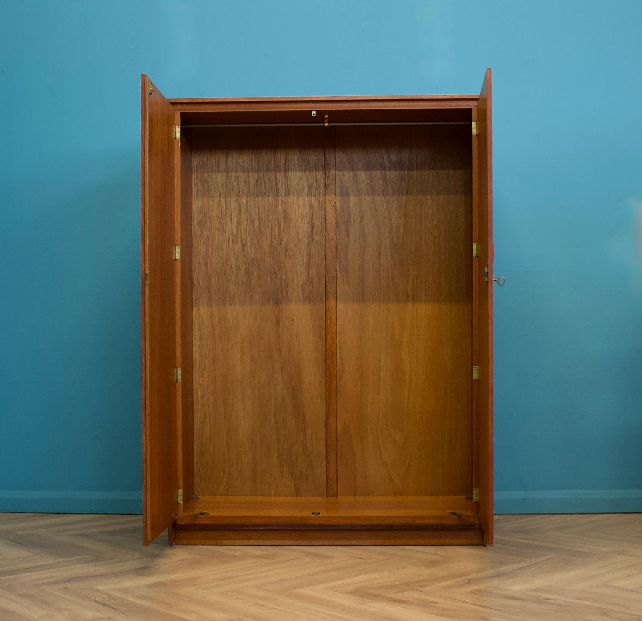 Impiallacciato Armadio a due ante in teak del Mid Century di Wrighton, anni '60 in vendita