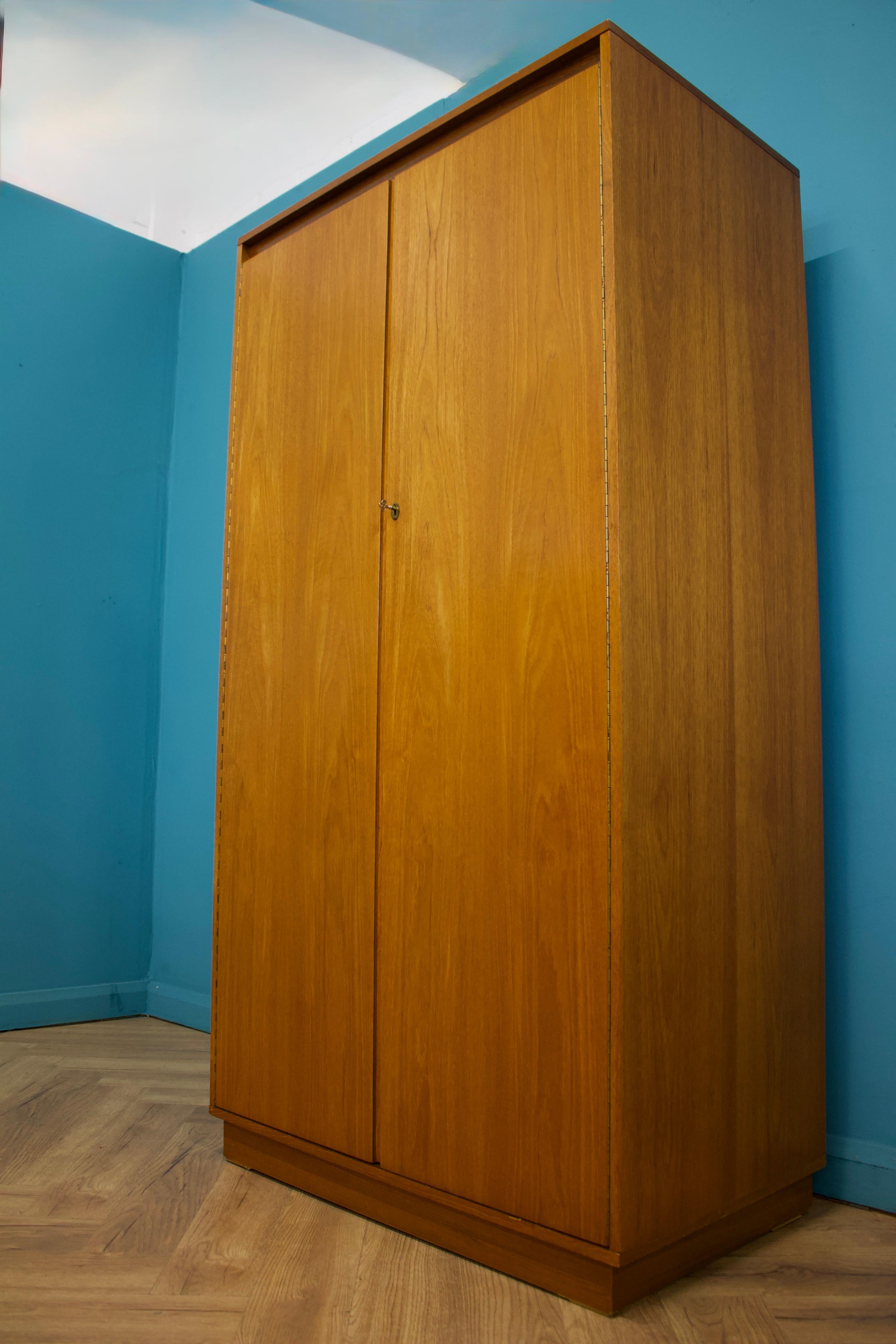 Zweitüriger Kleiderschrank aus Teakholz aus der Mitte des Jahrhunderts von Wrighton, 1960er Jahre (20. Jahrhundert) im Angebot
