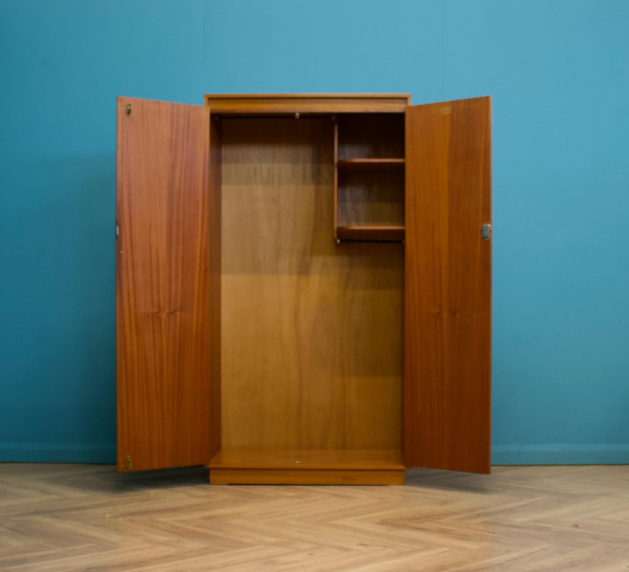 Zweitüriger Kleiderschrank aus Teakholz aus der Mitte des Jahrhunderts von Wrighton, 1960er Jahre im Angebot 1
