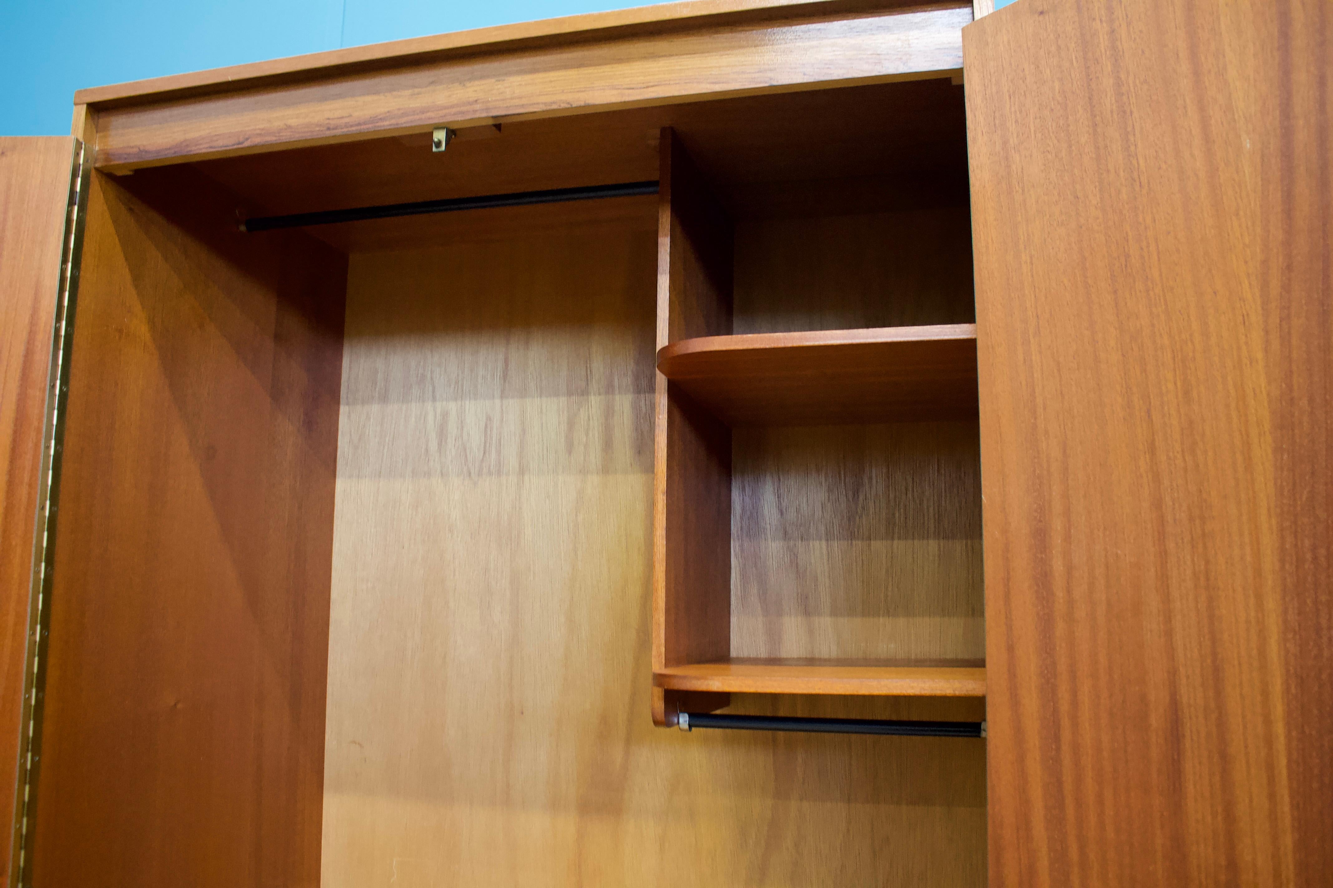 Zweitüriger Kleiderschrank aus Teakholz aus der Mitte des Jahrhunderts von Wrighton, 1960er Jahre im Angebot 2