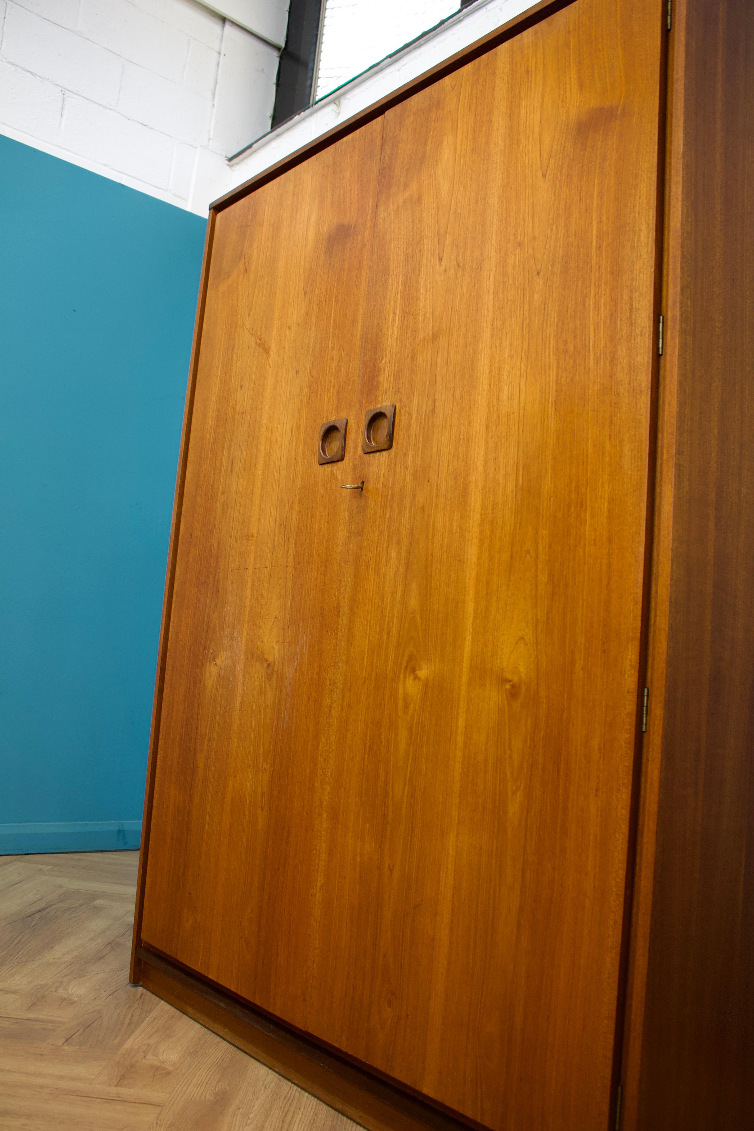 Teak Armadio a due ante in teak del Mid Century di Wrighton, anni '60 in vendita