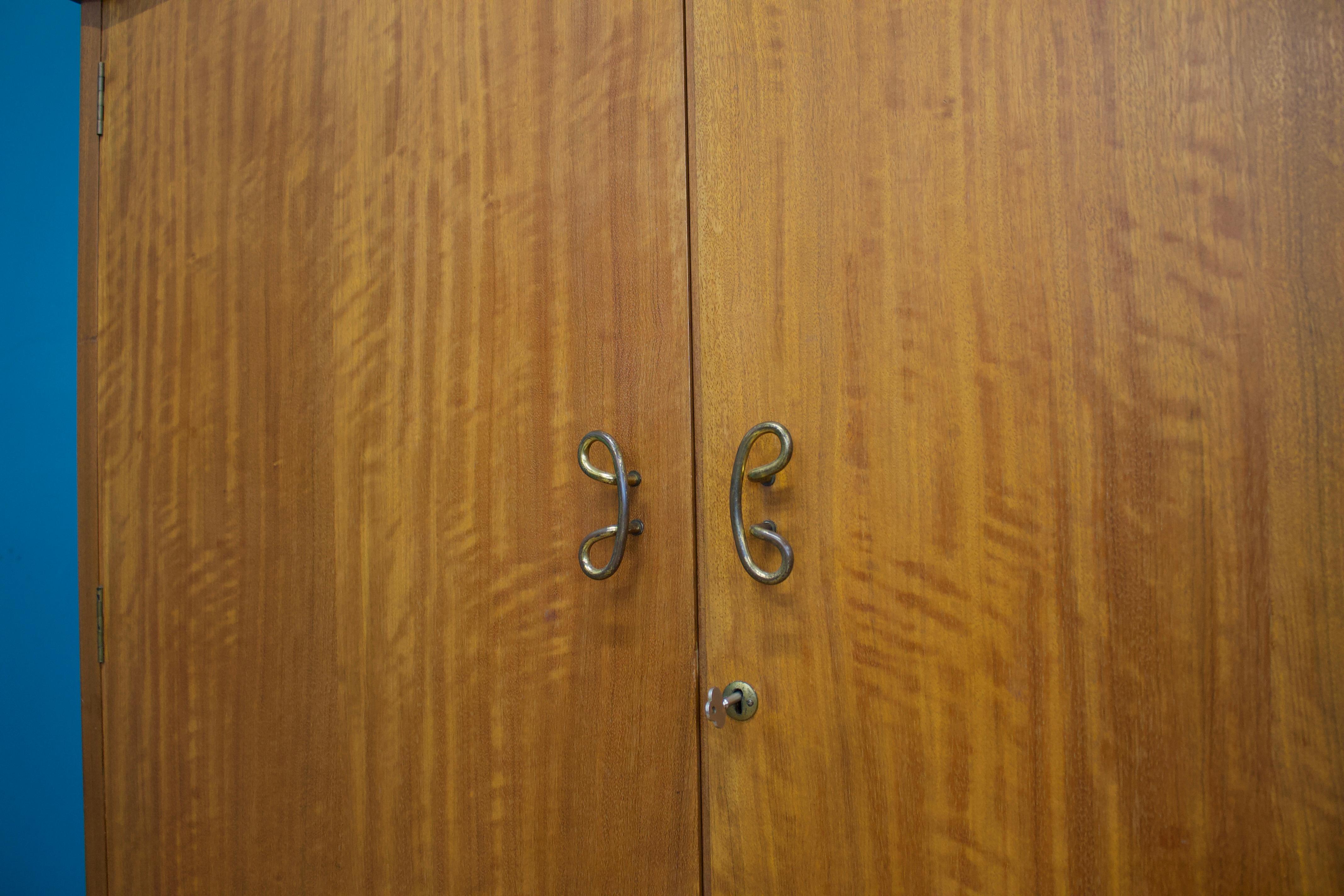 Armadio a due ante in teak del Mid Century di Younger, anni '60 in vendita 2
